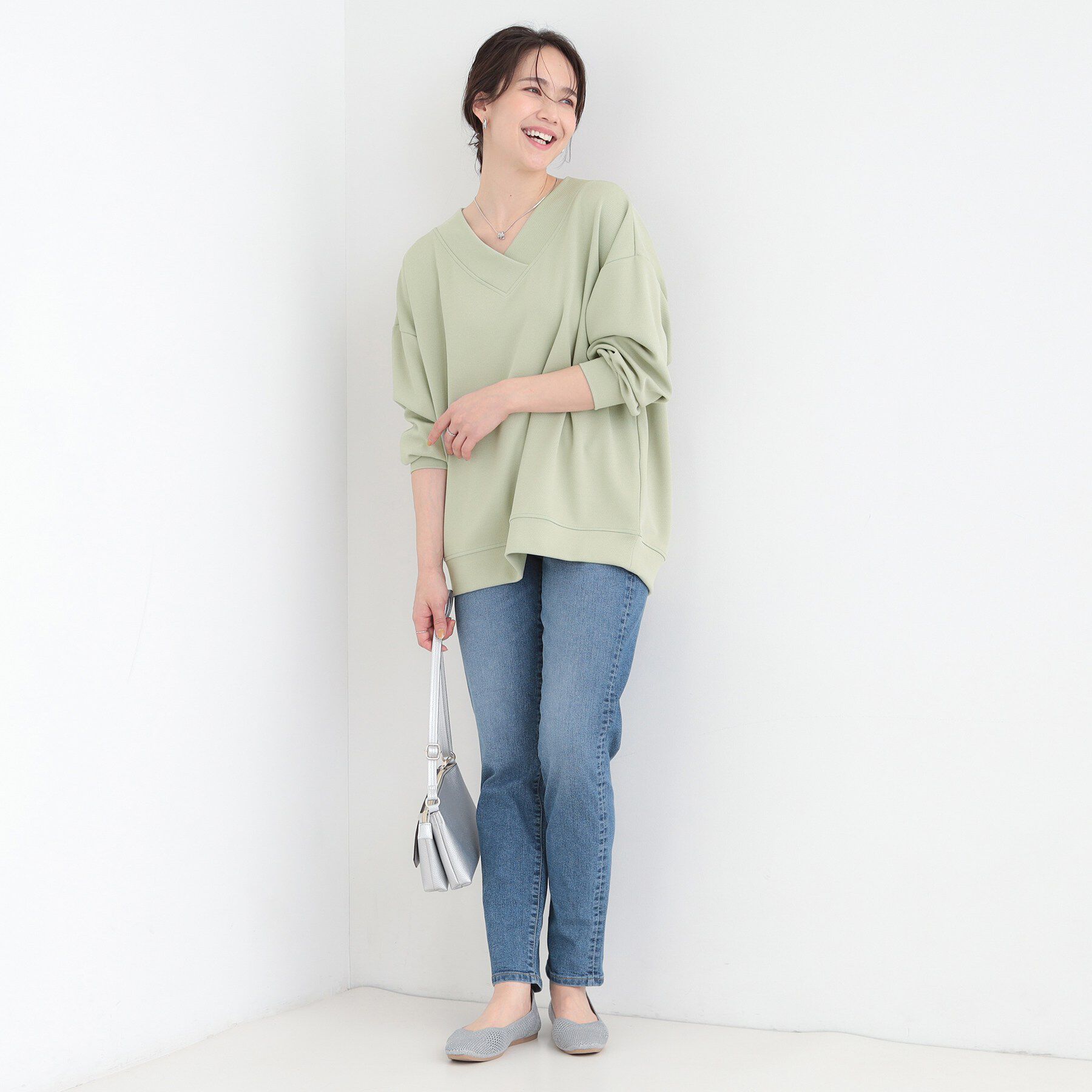 SHOO･LA･RUE「【洗濯機可】インせずすっきり見え　優しい雰囲気のVネックトップス」|Tシャツ・カットソー|