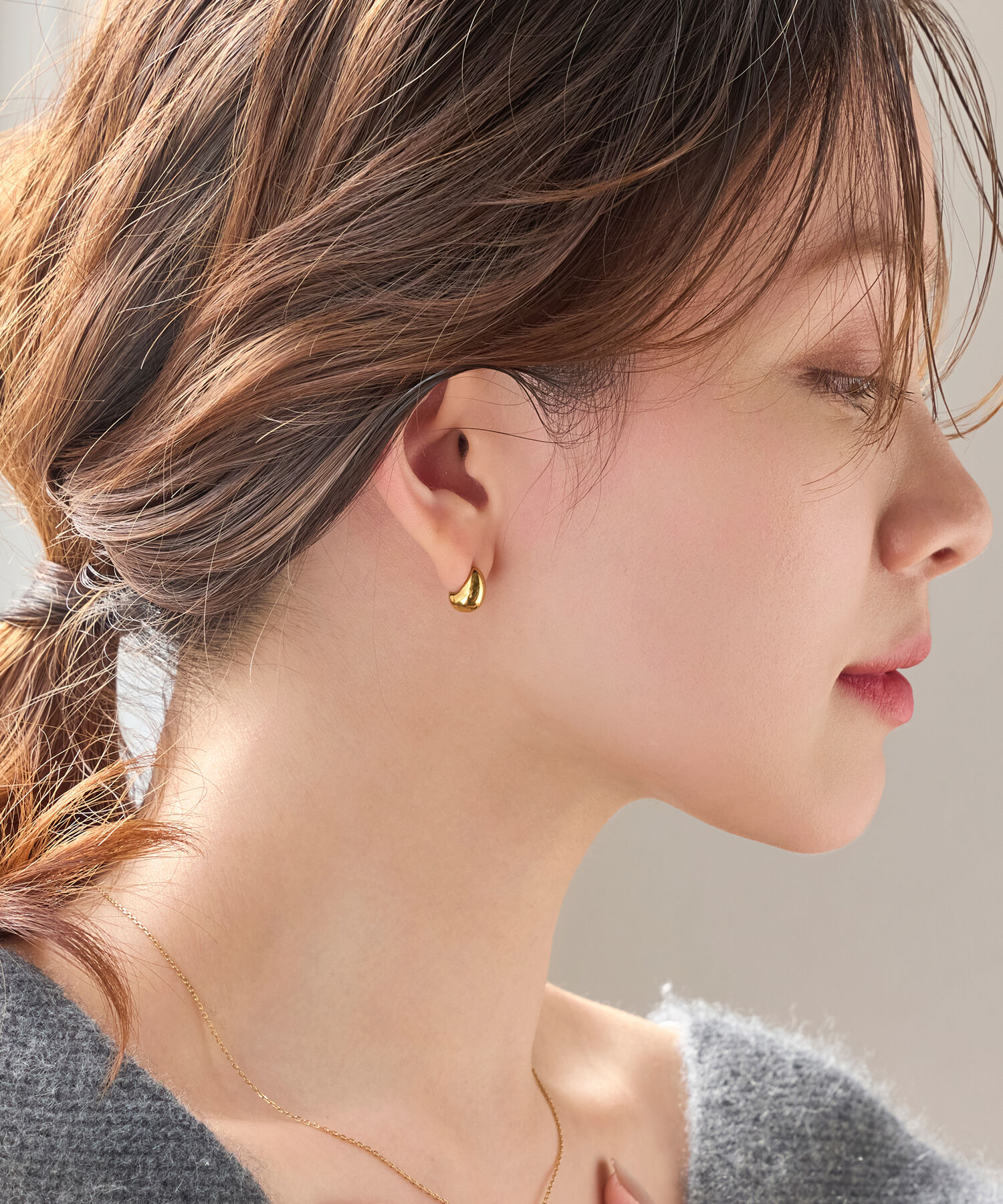 Phoebe「≪雑誌掲載≫【金属アレルギー対応】プックリハーフフープミニピアス　ゴールド/サージカルステンレス」|ピアス|