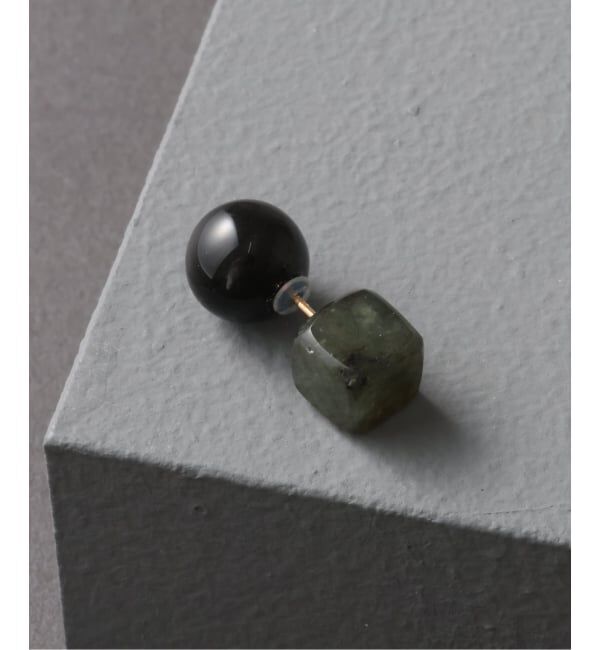 Lilas by Spick&Span「ラウンド*キューブバイカラーピアス K10（片耳）」|ピアス|ブラック