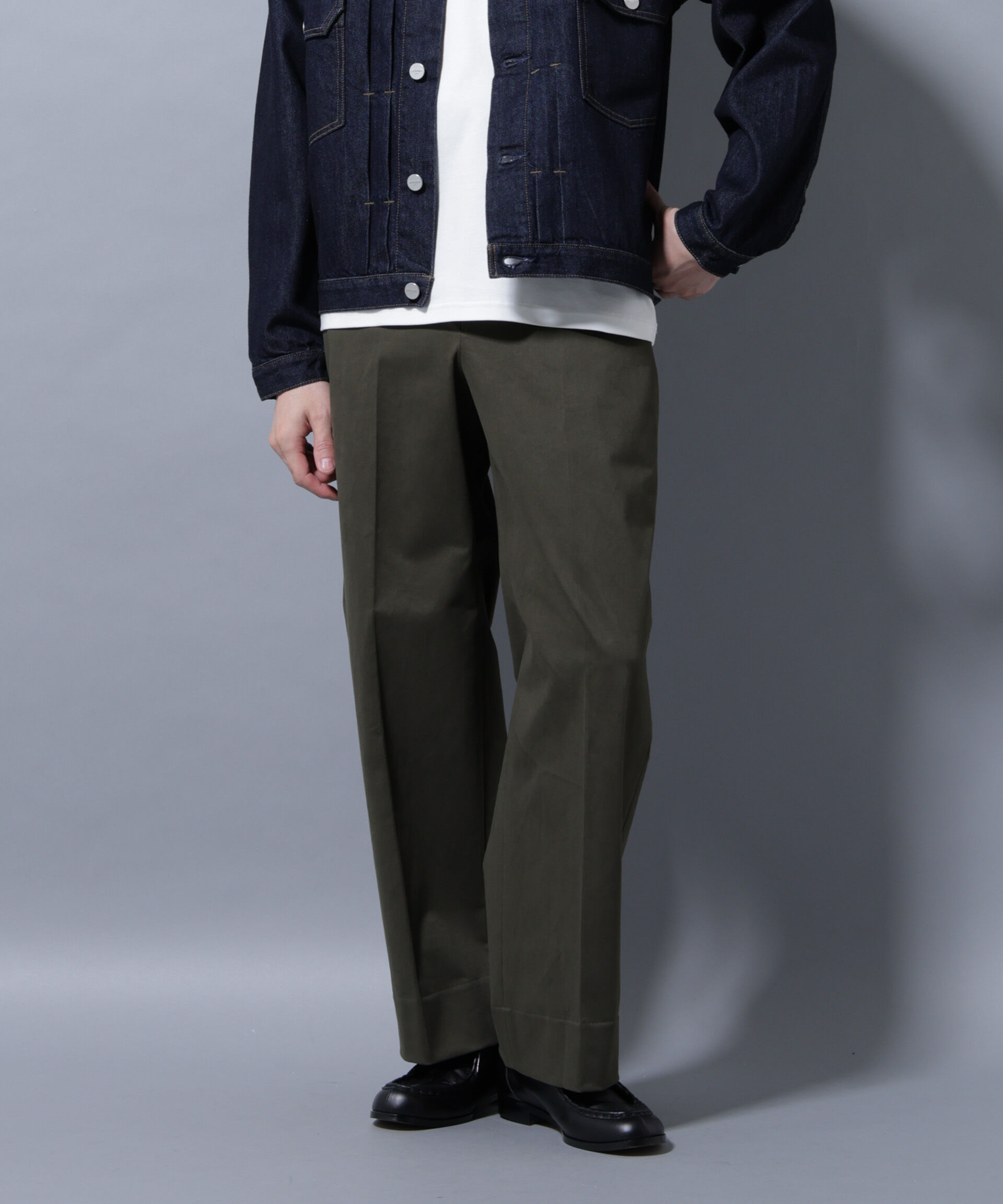 nano･universe「ピーチサテン ストレートフィット トラウザーズ」|チノ|カーキ