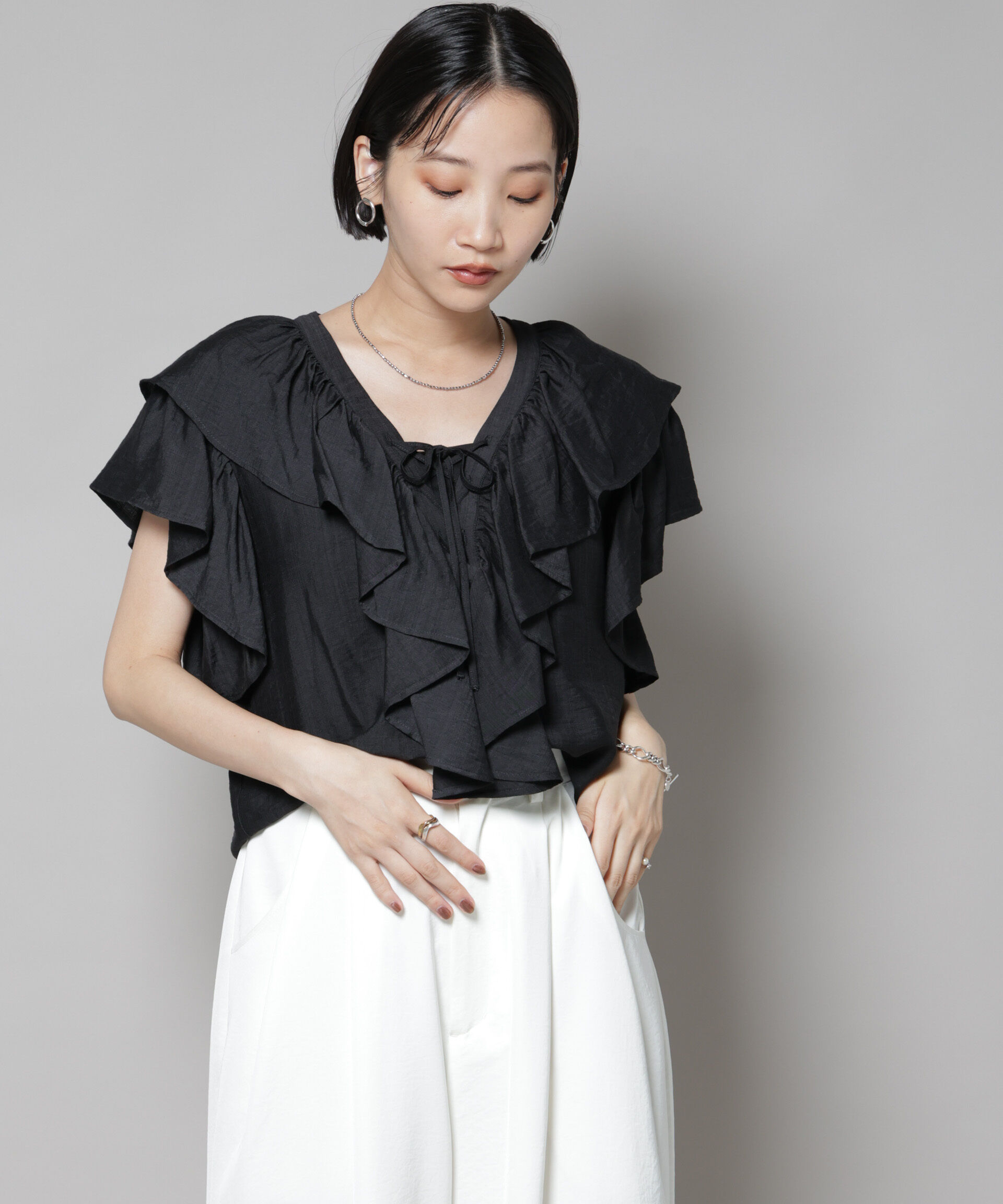 nano･universe「フリルディティールフロントレースアップブラウス」|シャツ・ブラウス|ブラック