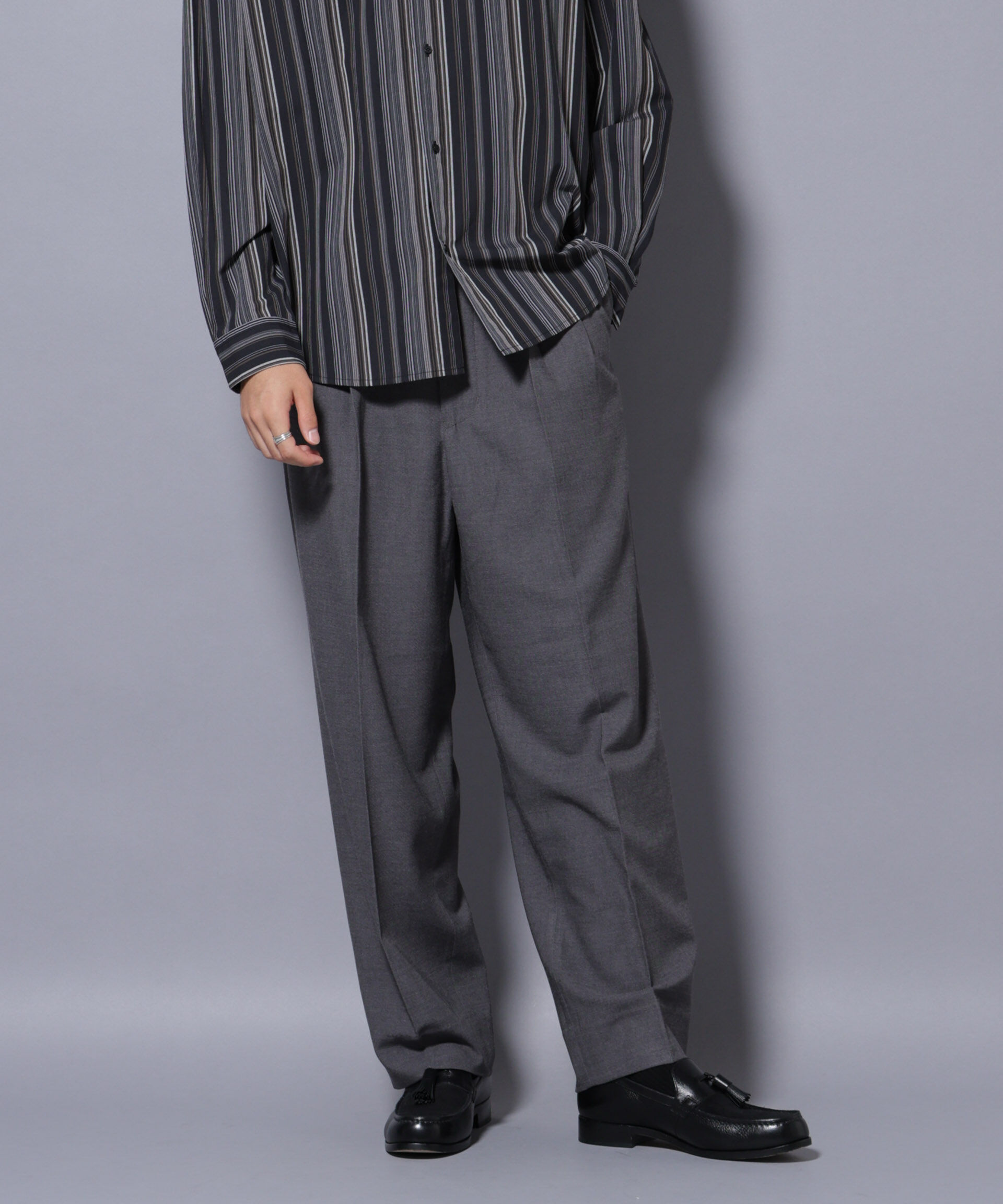 nano･universe「2タックテーパードスラックス」|チノ|グレー