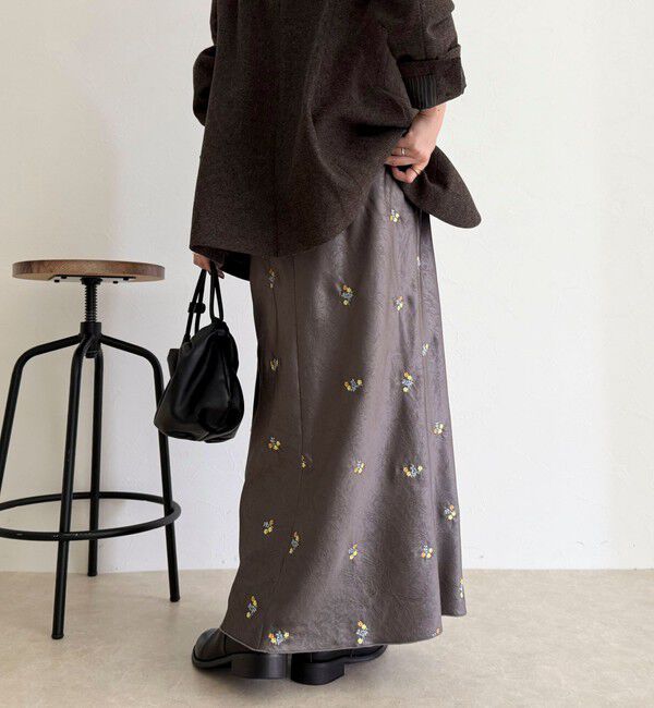 fredy emue「サテンフラワー刺繍スカート」|スカート|