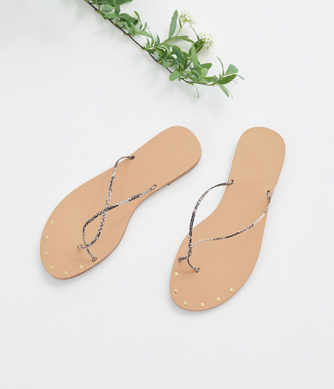 ROPE PICNIC PASSAGE「平スタッズツイストトングサンダル」|サンダル|