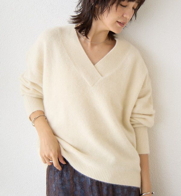  「【華やかな印象に】ヘアリーヤーン深Vネックニット」|ニット・セーター|オフホワイト