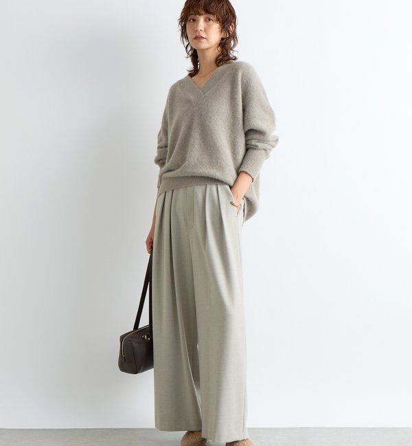  「【華やかな印象に】ヘアリーヤーン深Vネックニット」|ニット・セーター|