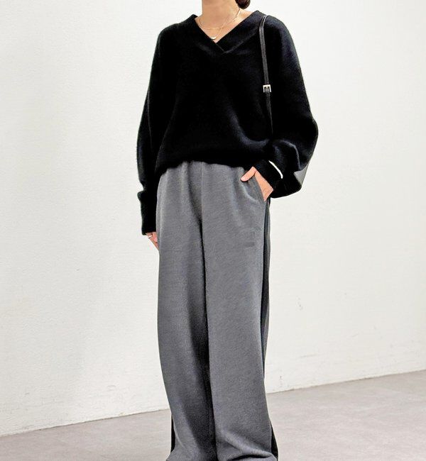  「【華やかな印象に】ヘアリーヤーン深Vネックニット」|ニット・セーター|