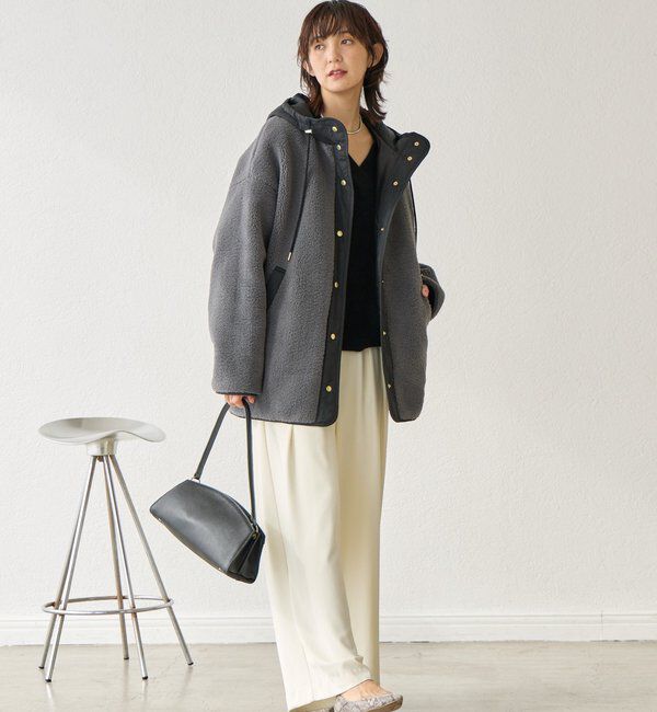  「【華やかな印象に】ヘアリーヤーン深Vネックニット」|ニット・セーター|