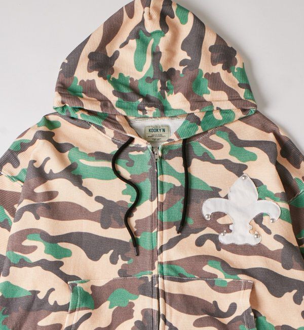  「【UNISEX】KOOKY'Nカモ柄ワッフルユリ紋章スタッズジップパーカー」|パーカー|