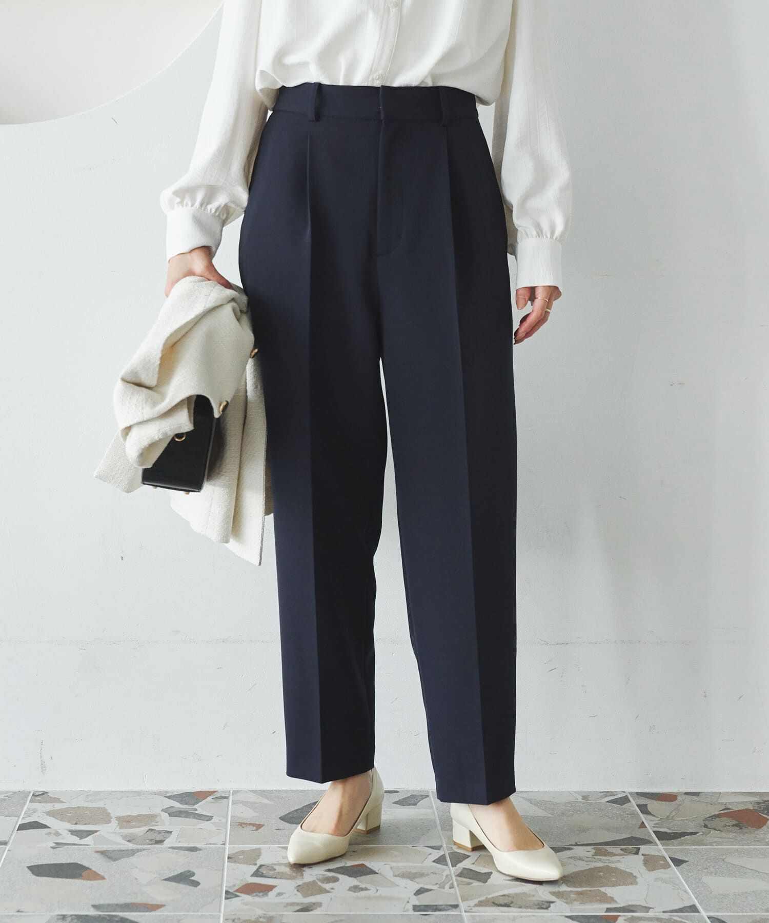 URBAN RESEARCH「『3サイズ展開』タックテーパードパンツ」|その他|ネイビー