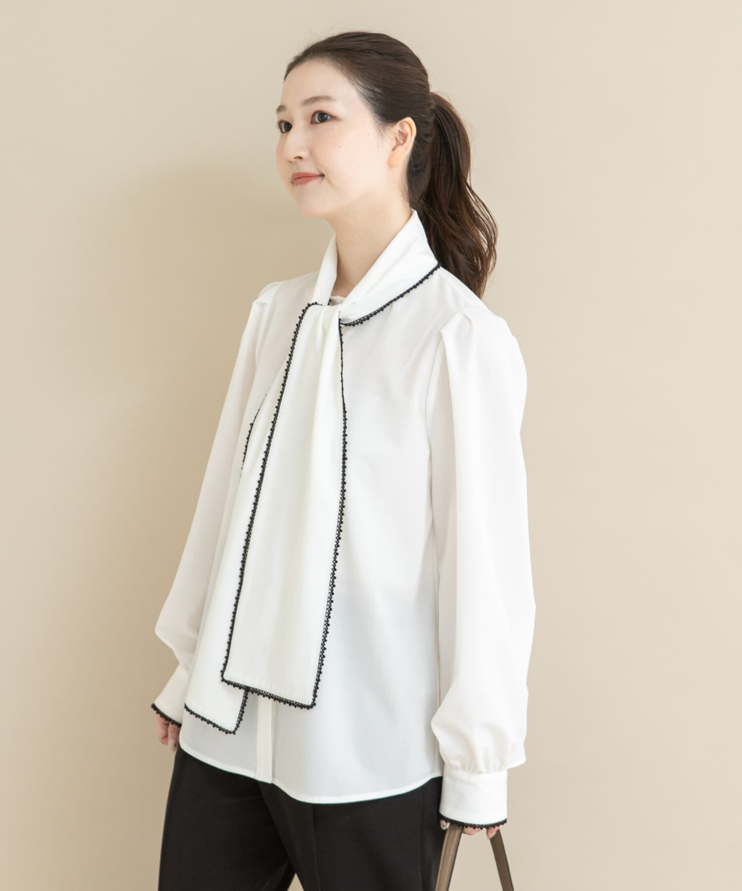 URBAN RESEARCH ROSSO「『WEB/一部店舗限定』トリミングボウタイブラウス」|シャツ・ブラウス|オフホワイト