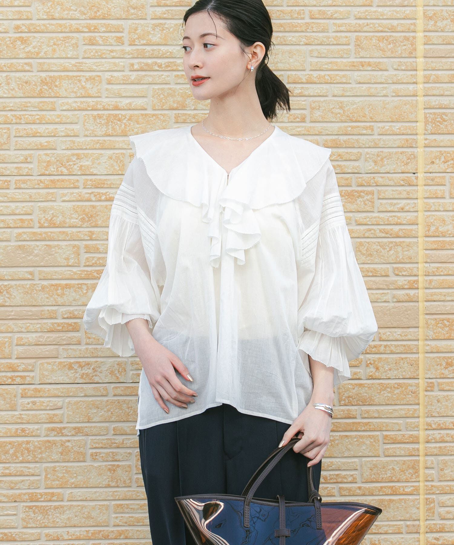 URBAN RESEARCH「『一部WEB限定カラー』コットンボイルラッフルブラウス」|シャツ・ブラウス|オフホワイト