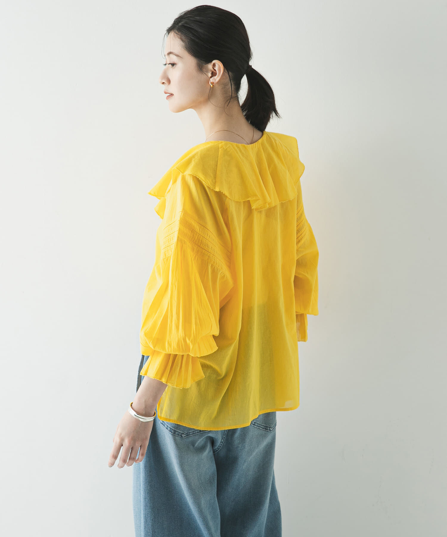 URBAN RESEARCH「『一部WEB限定カラー』コットンボイルラッフルブラウス」|シャツ・ブラウス|