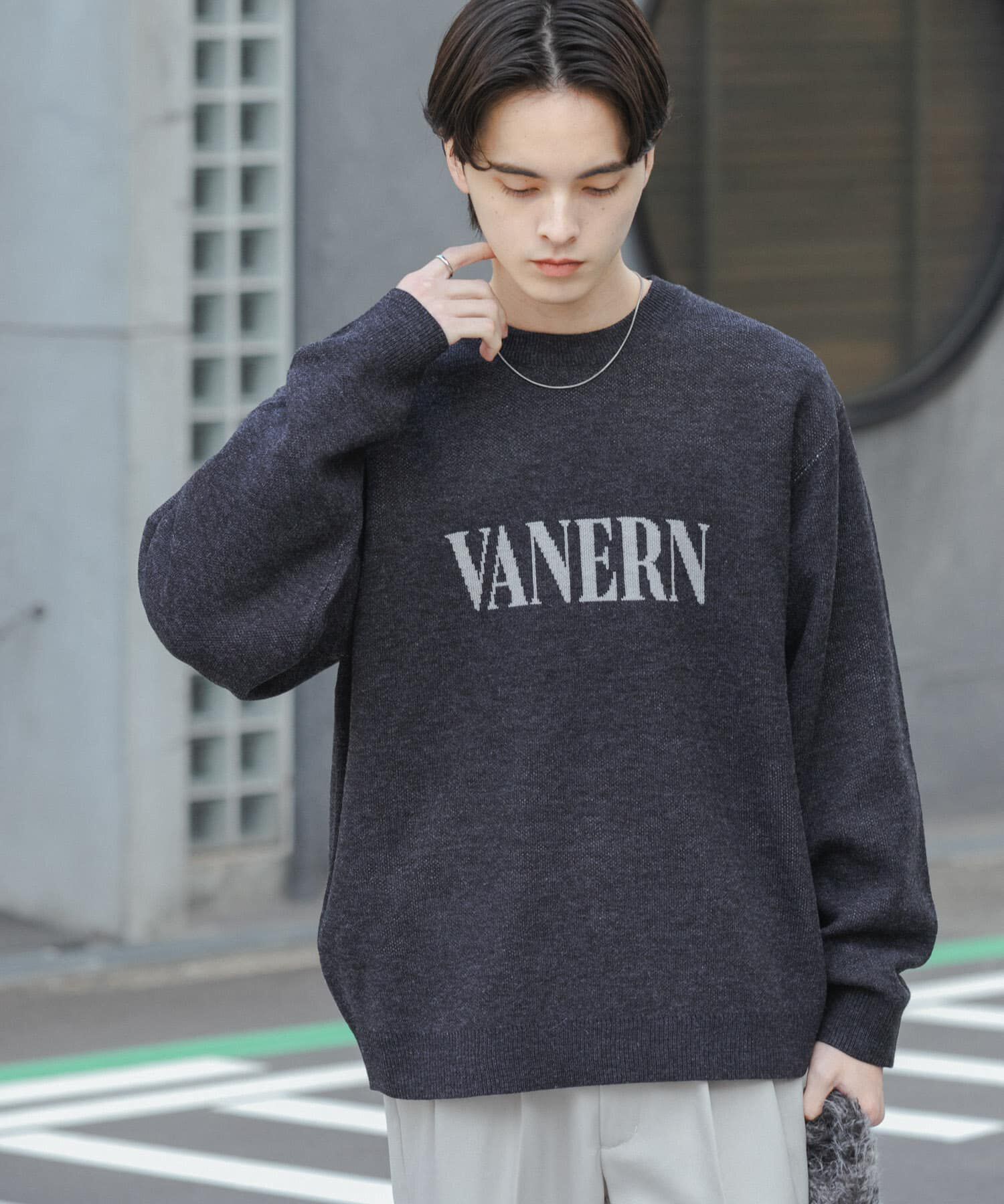 SENSE OF PLACE by URBAN RESEARCH「ロゴグラフィッククルーネックニット」|ニット・セーター|ブラック