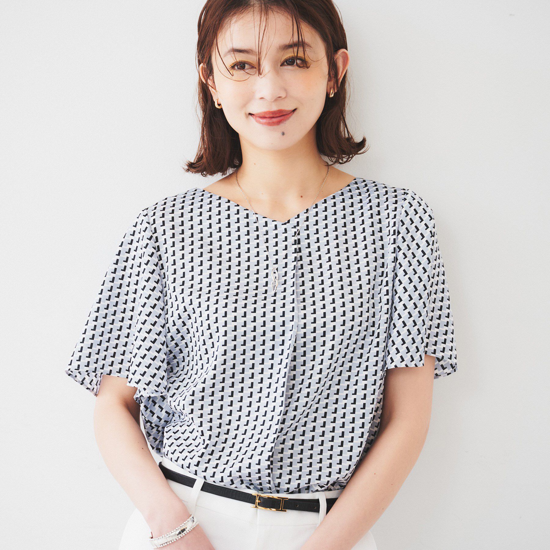 UNTITLED「【通勤/二の腕カバー】ジオメトリック柄 Vネックブラウス」|シャツ・ブラウス|