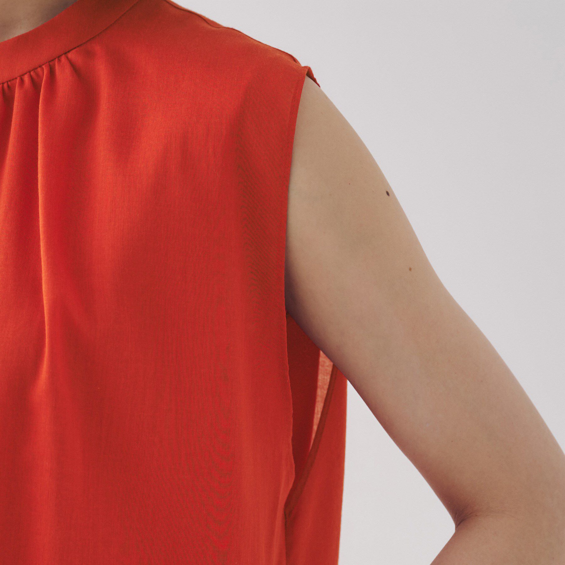 UNTITLED「【シアー/バンドカラー】バルーンヘムノースリーブブラウス」|シャツ・ブラウス|