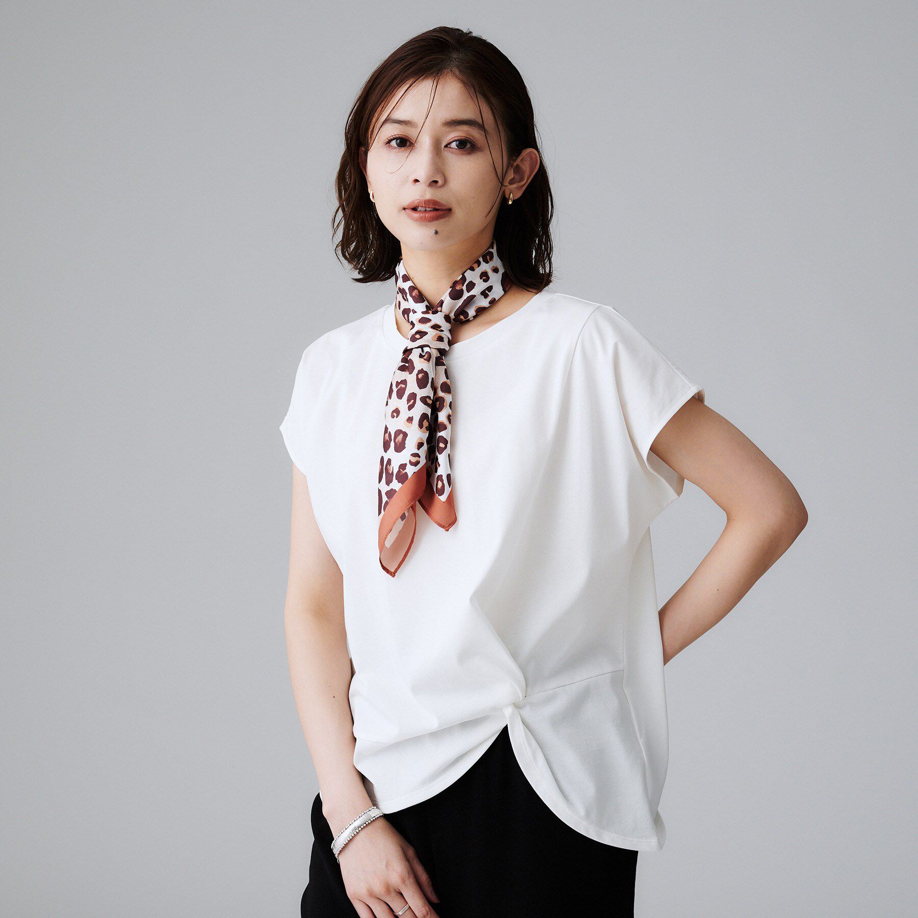 UNTITLED「【洗える/Tシャツ】ツイストプルオーバー」|Tシャツ・カットソー|オフホワイト(003