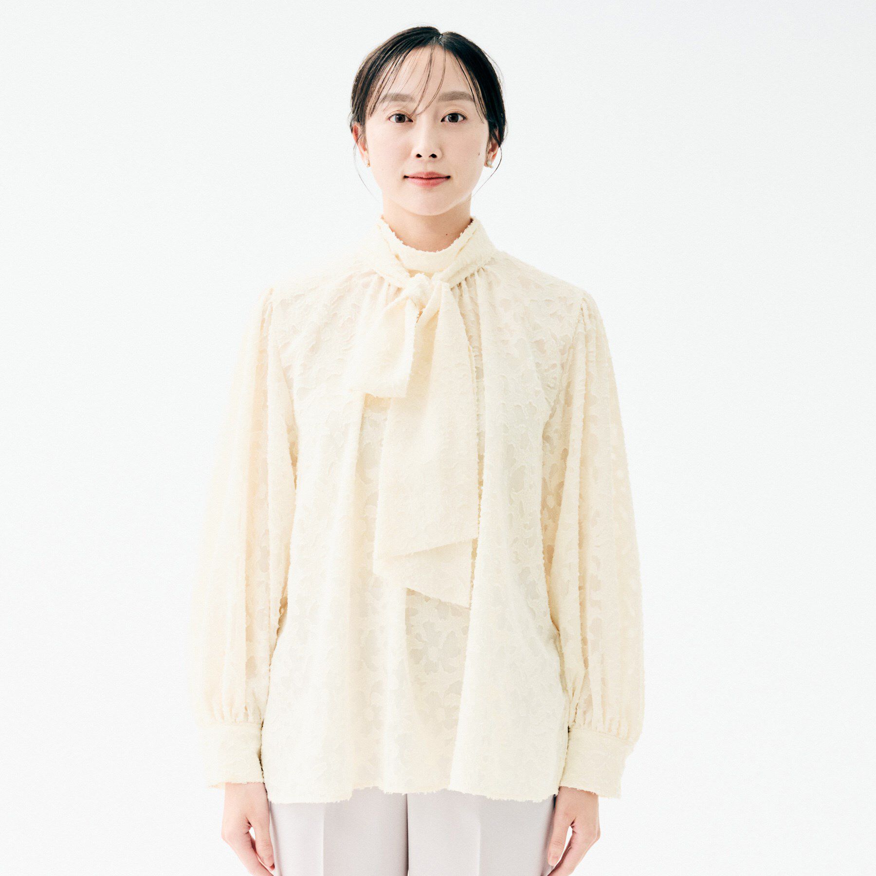 UNTITLED「【セレモニー/洗える/シアー】カットジャカード ボウタイブラウス」|シャツ・ブラウス|