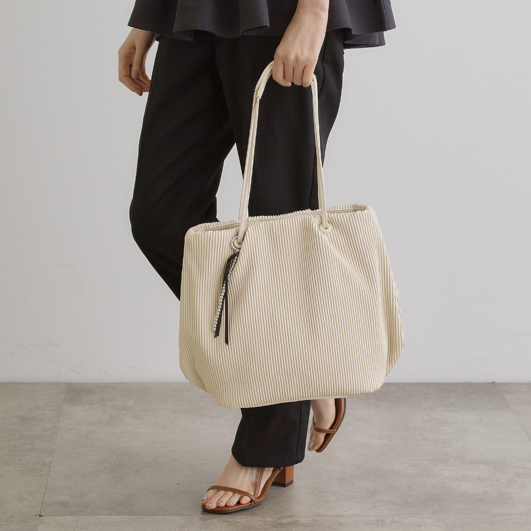 grove「プリーツハトメチャーム付きトート」|トートバッグ|アイボリー(004)