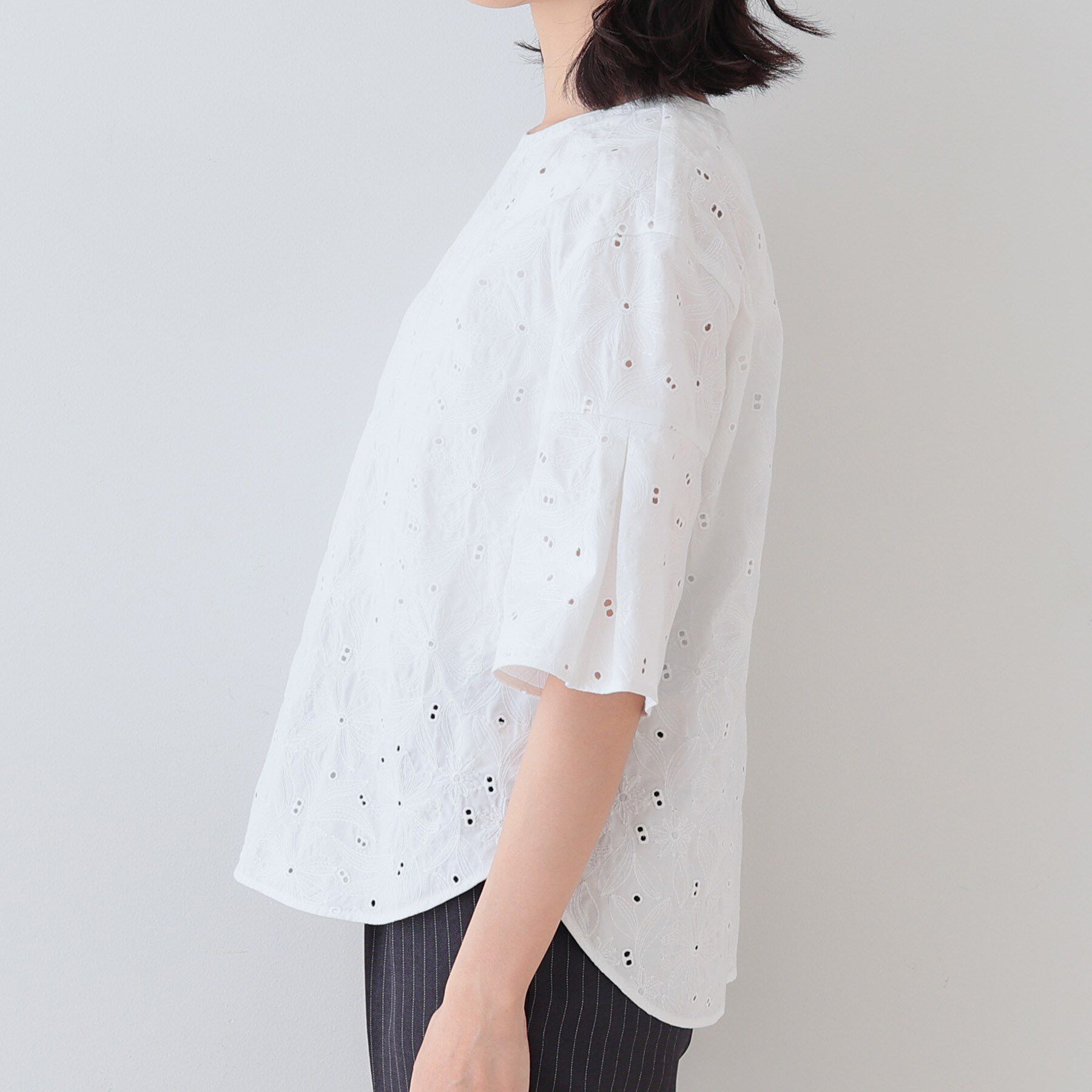 INDIVI「【洗える】フラワーカット刺繍フレアスリーブブラウス」|シャツ・ブラウス|