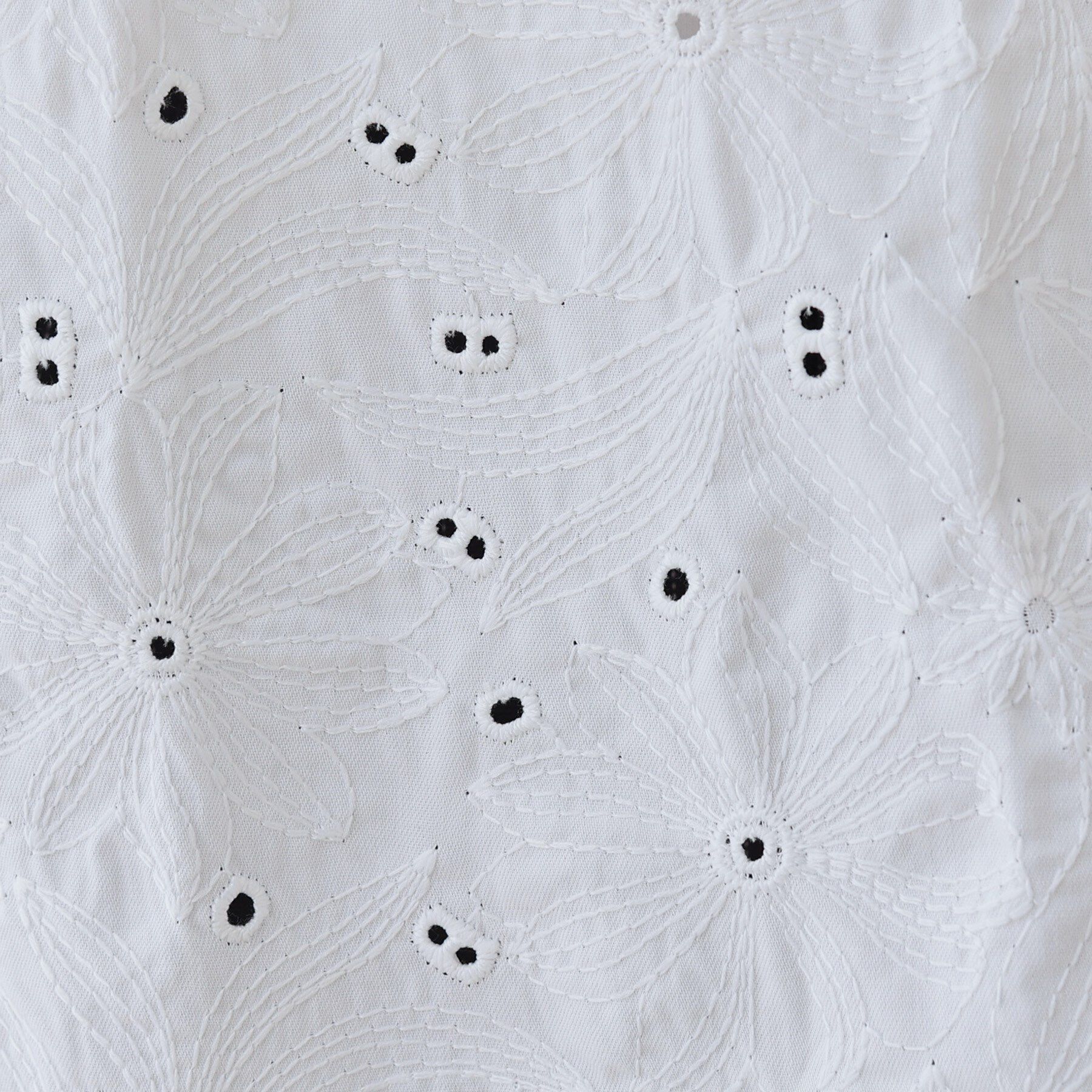 INDIVI「【洗える】フラワーカット刺繍フレアスリーブブラウス」|シャツ・ブラウス|