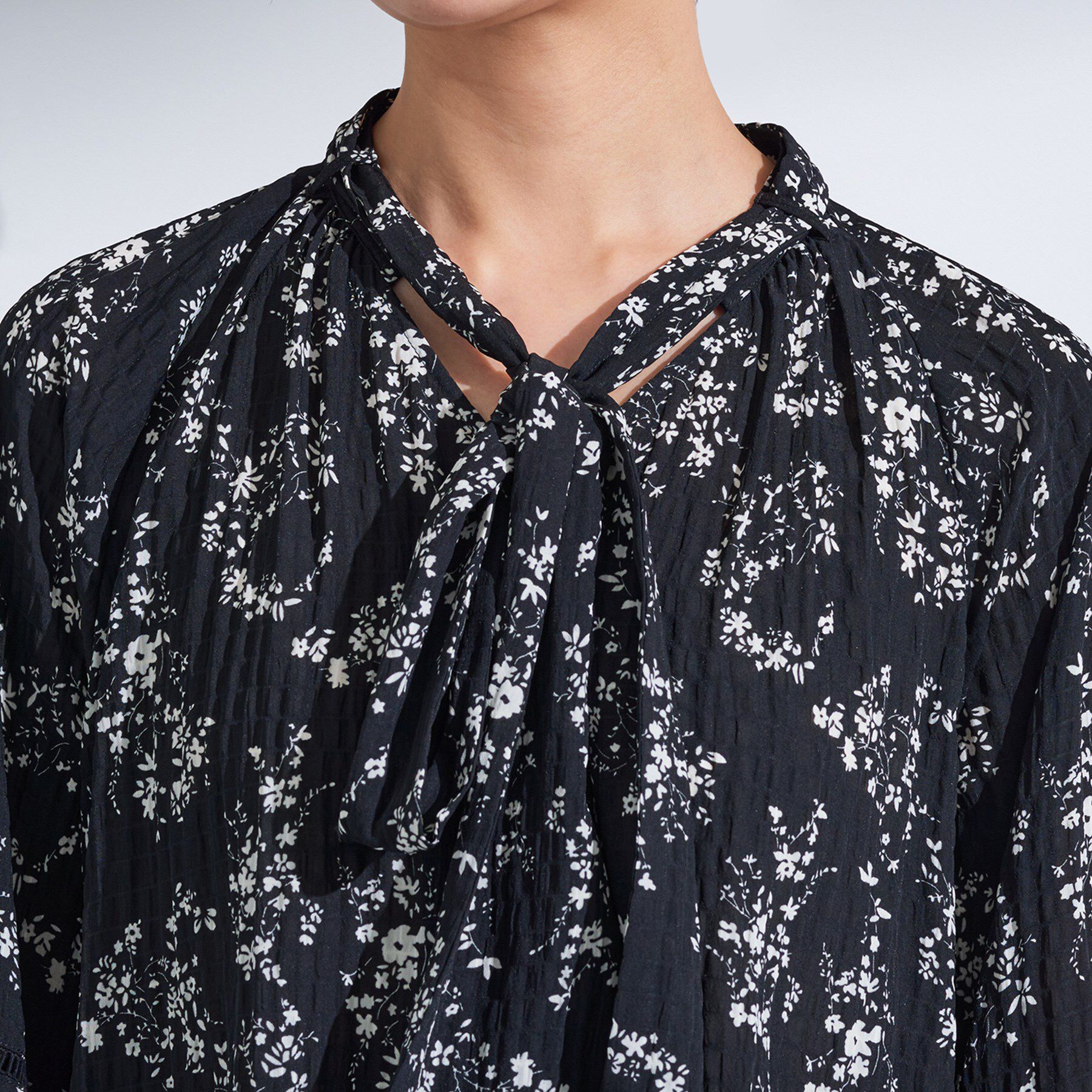 INDIVI「【モノトーン小花柄／シャーリング素材】ボリューム袖エアリーブラウス」|シャツ・ブラウス|