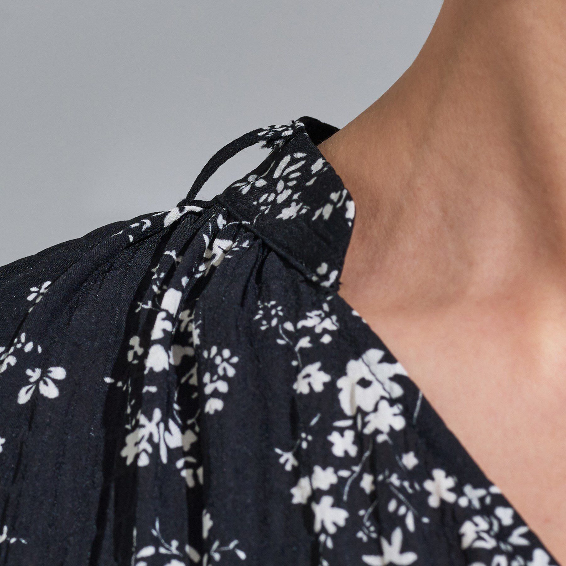 INDIVI「【モノトーン小花柄／シャーリング素材】ボリューム袖エアリーブラウス」|シャツ・ブラウス|