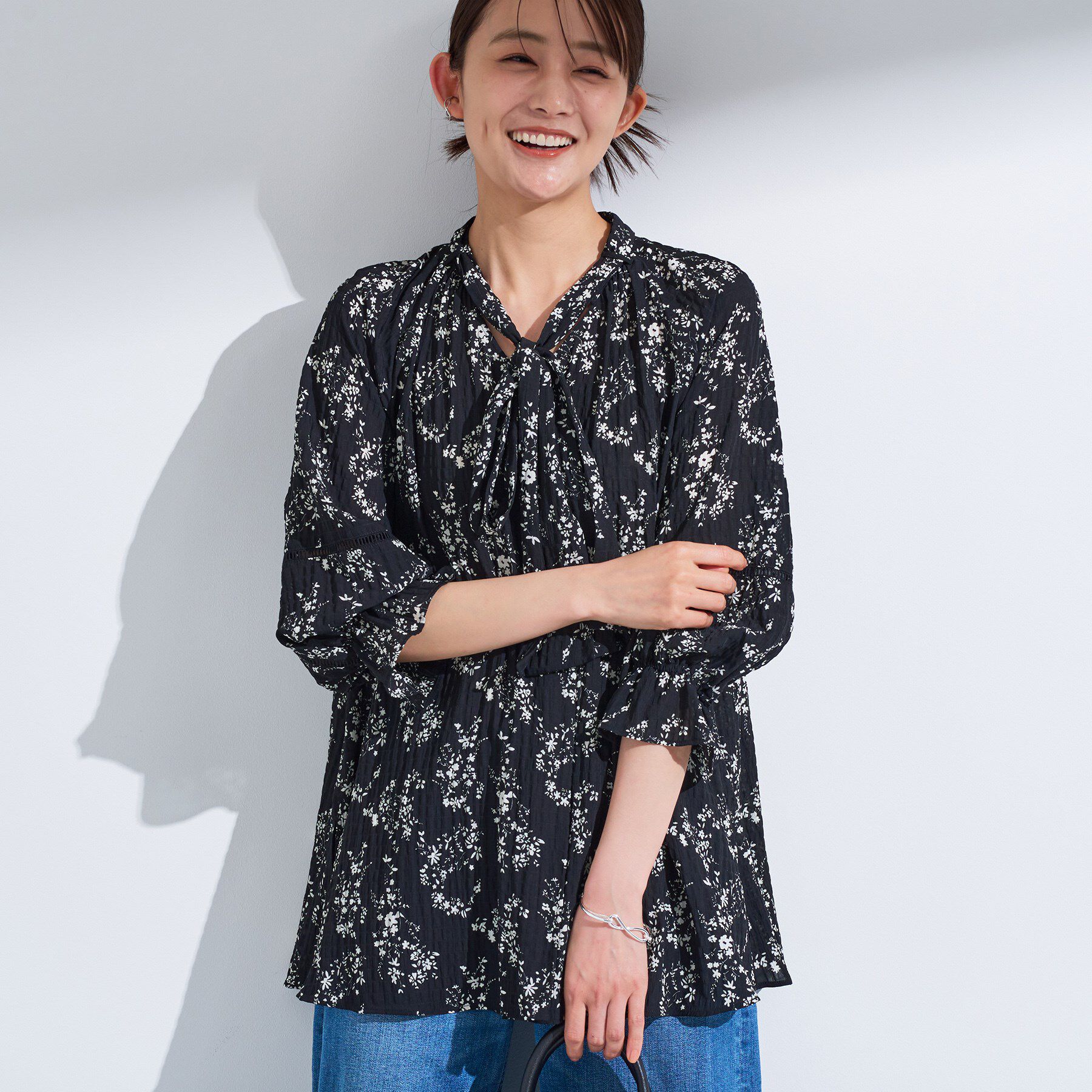 INDIVI「【モノトーン小花柄／シャーリング素材】ボリューム袖エアリーブラウス」|シャツ・ブラウス|