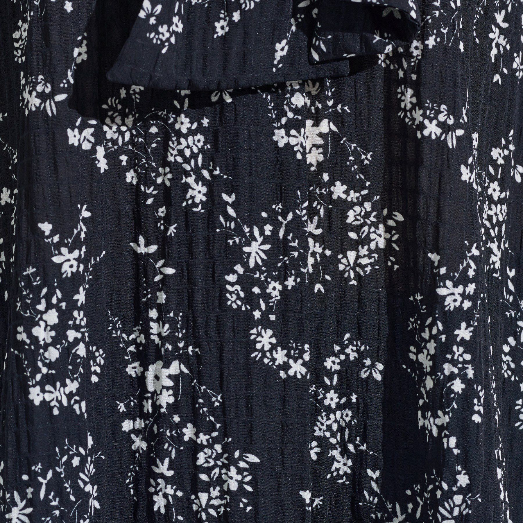 INDIVI「【モノトーン小花柄／シャーリング素材】ボリューム袖エアリーブラウス」|シャツ・ブラウス|