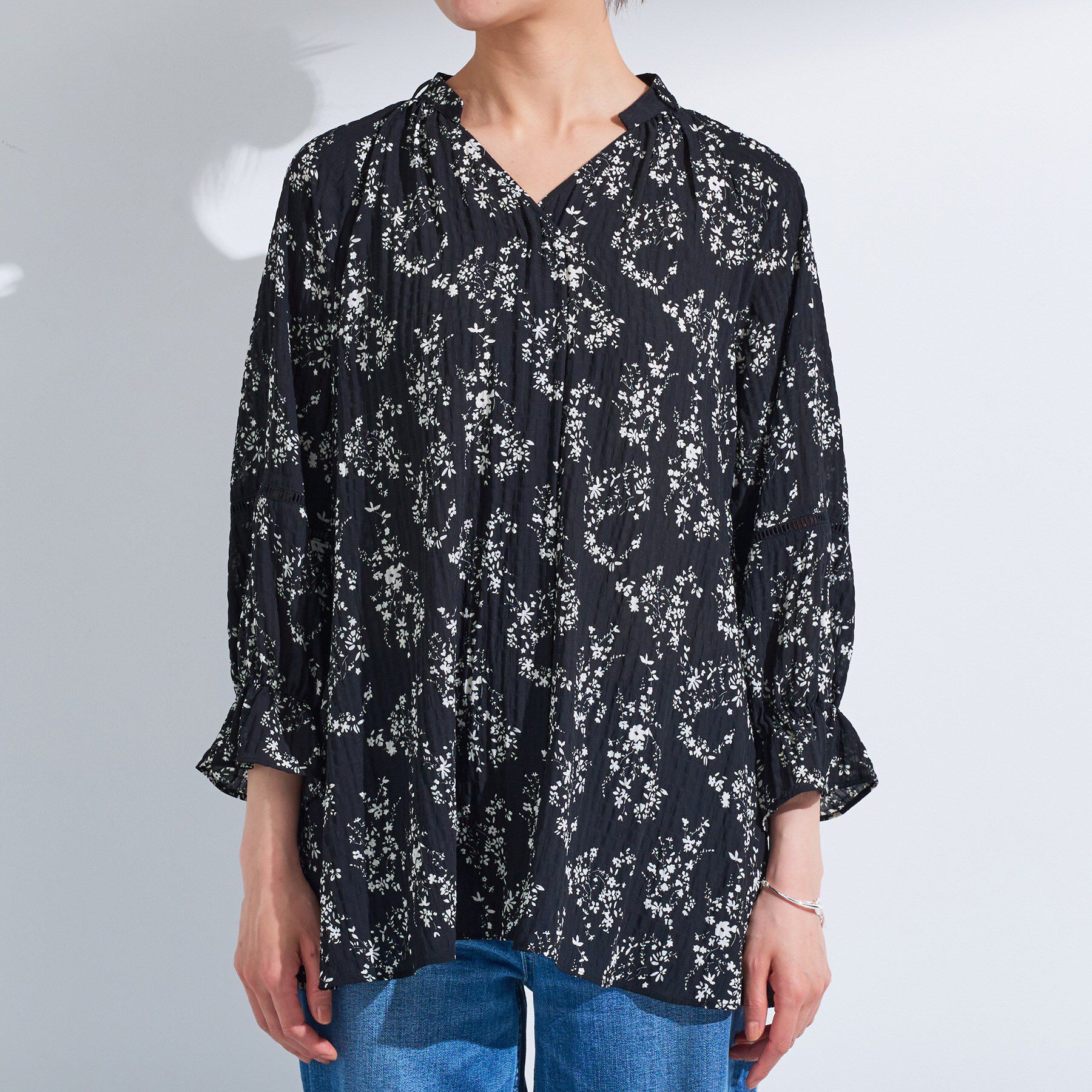 INDIVI「【モノトーン小花柄／シャーリング素材】ボリューム袖エアリーブラウス」|シャツ・ブラウス|