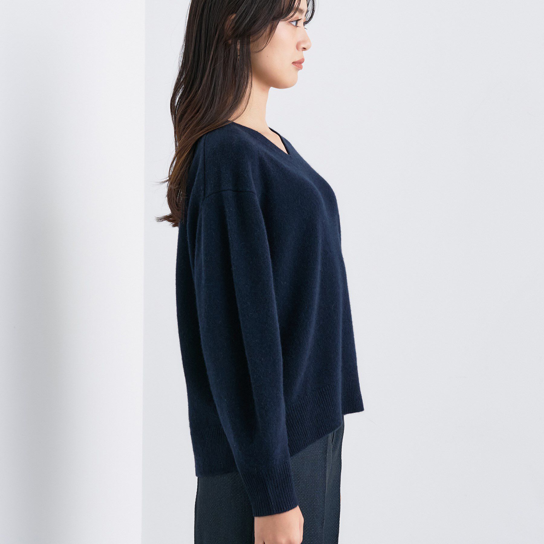 INDIVI「【洗える／カシミヤ混】ミドルゲージVネックニット」|ニット・セーター|