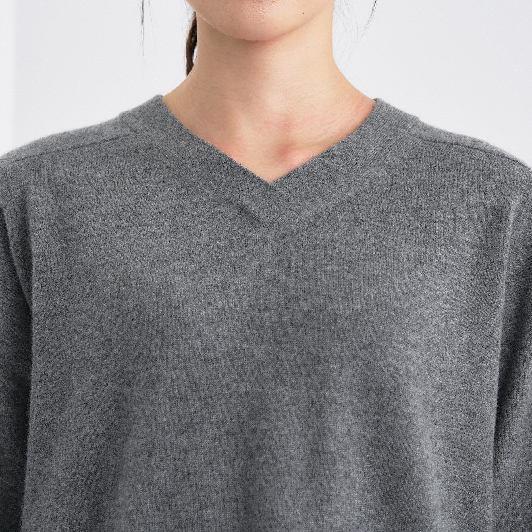 INDIVI「【洗える／チュニック丈／カシミヤ混】スリットデザインVネックニット」|ニット・セーター|