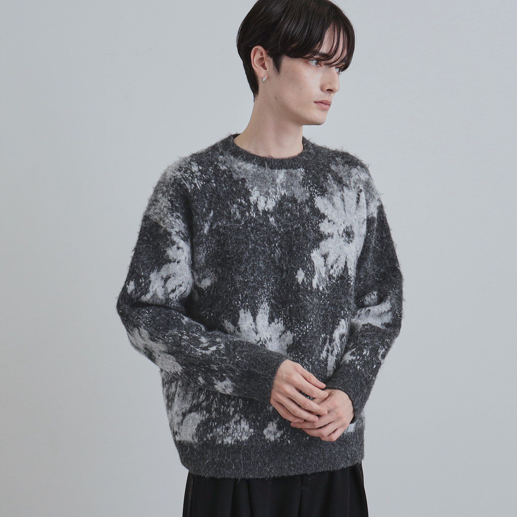 tk.TAKEO KIKUCHI「アブストフラワーシャギーニットプルオーバー」|ニット・セーター|チャコールグレー(0