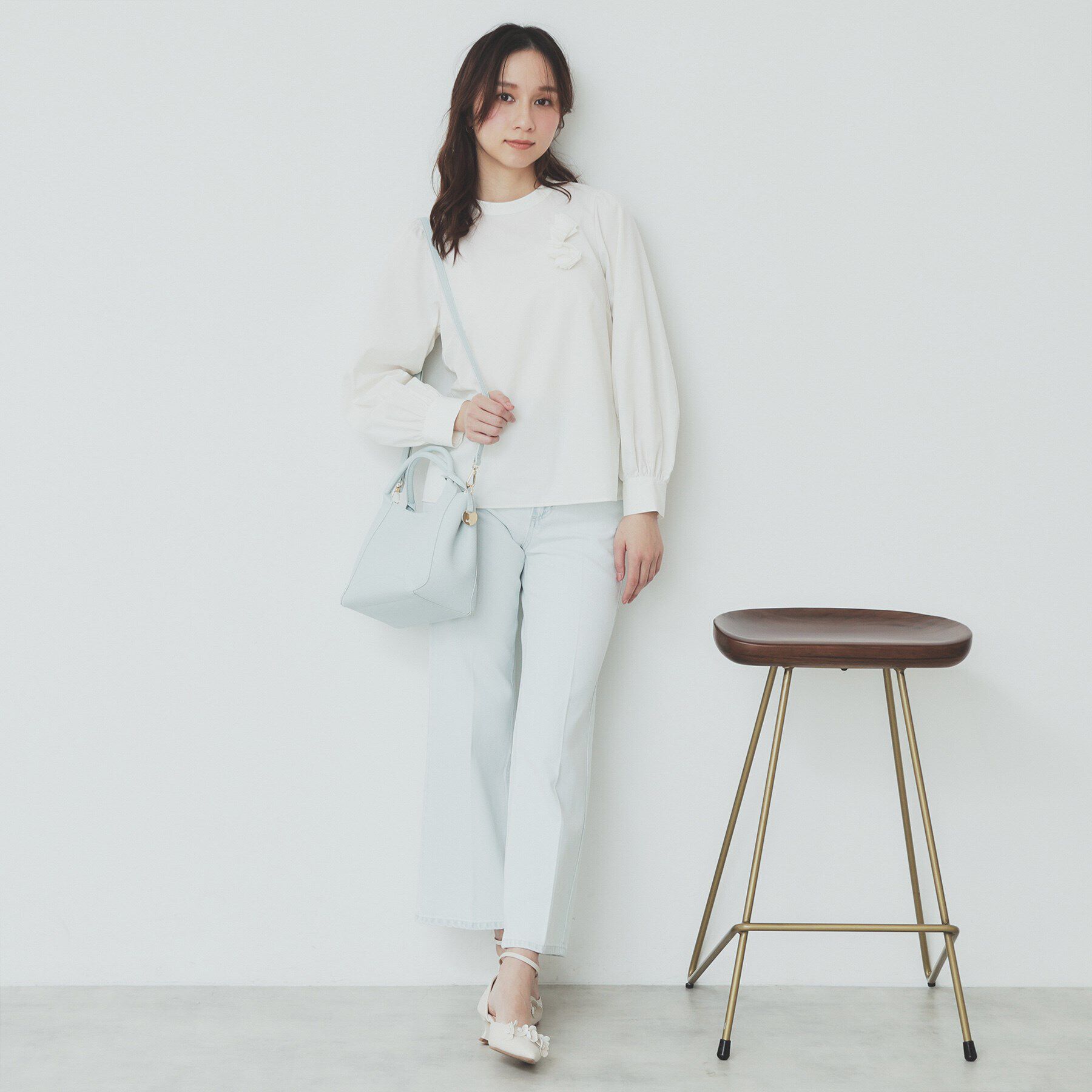 index「コサージュ付きタックパフブラウス【洗濯機洗い可/イージーアイロン】」|シャツ・ブラウス|