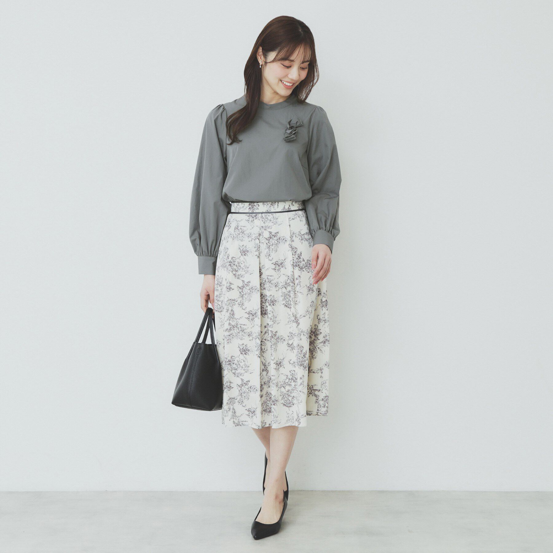 index「コサージュ付きタックパフブラウス【洗濯機洗い可/イージーアイロン】」|シャツ・ブラウス|