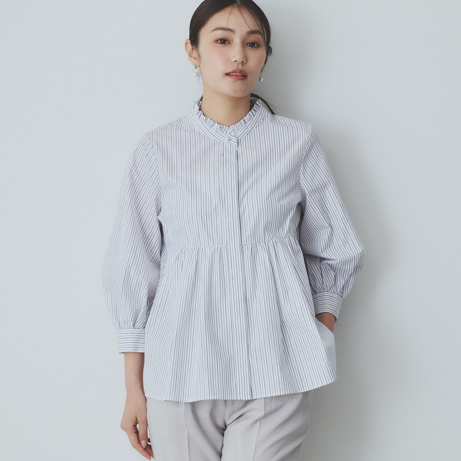 index「《6color》フリルバンドカラーペプラムブラウス【洗濯機洗い可/イージーアイロン/防シワ】」|シャツ・ブラウス|オフホワイト(803