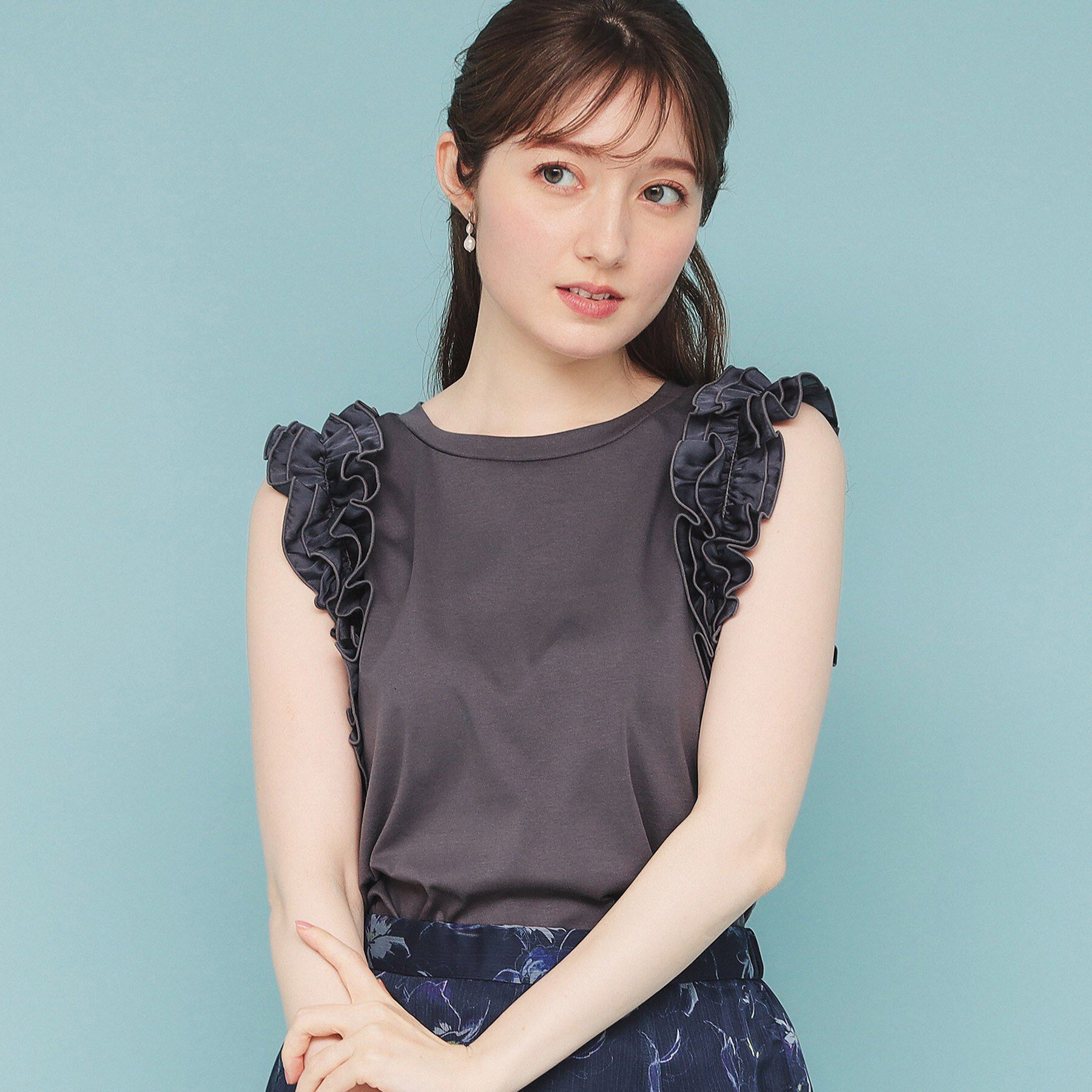 index「《美人百花掲載》フリルドッキングノースリーブトップス【接触冷感/UVケア/洗濯機洗い可】」|Tシャツ・カットソー|チャコールグレー(0