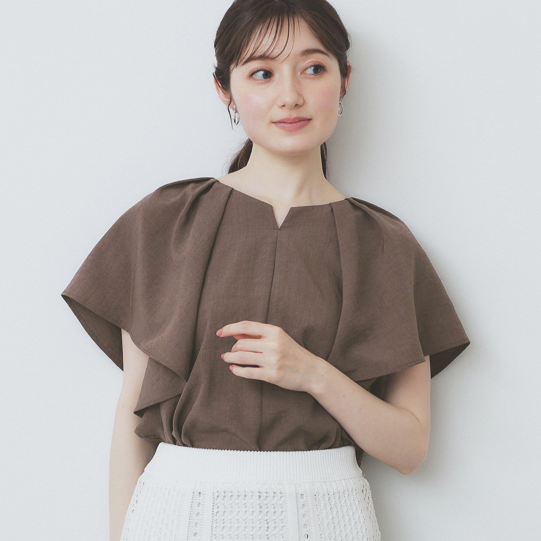 index「《7色展開/S-LLサイズ》フリルタックスリーブキーネックブラウス【吸水速乾/洗濯機可/イージーアイ」|シャツ・ブラウス|