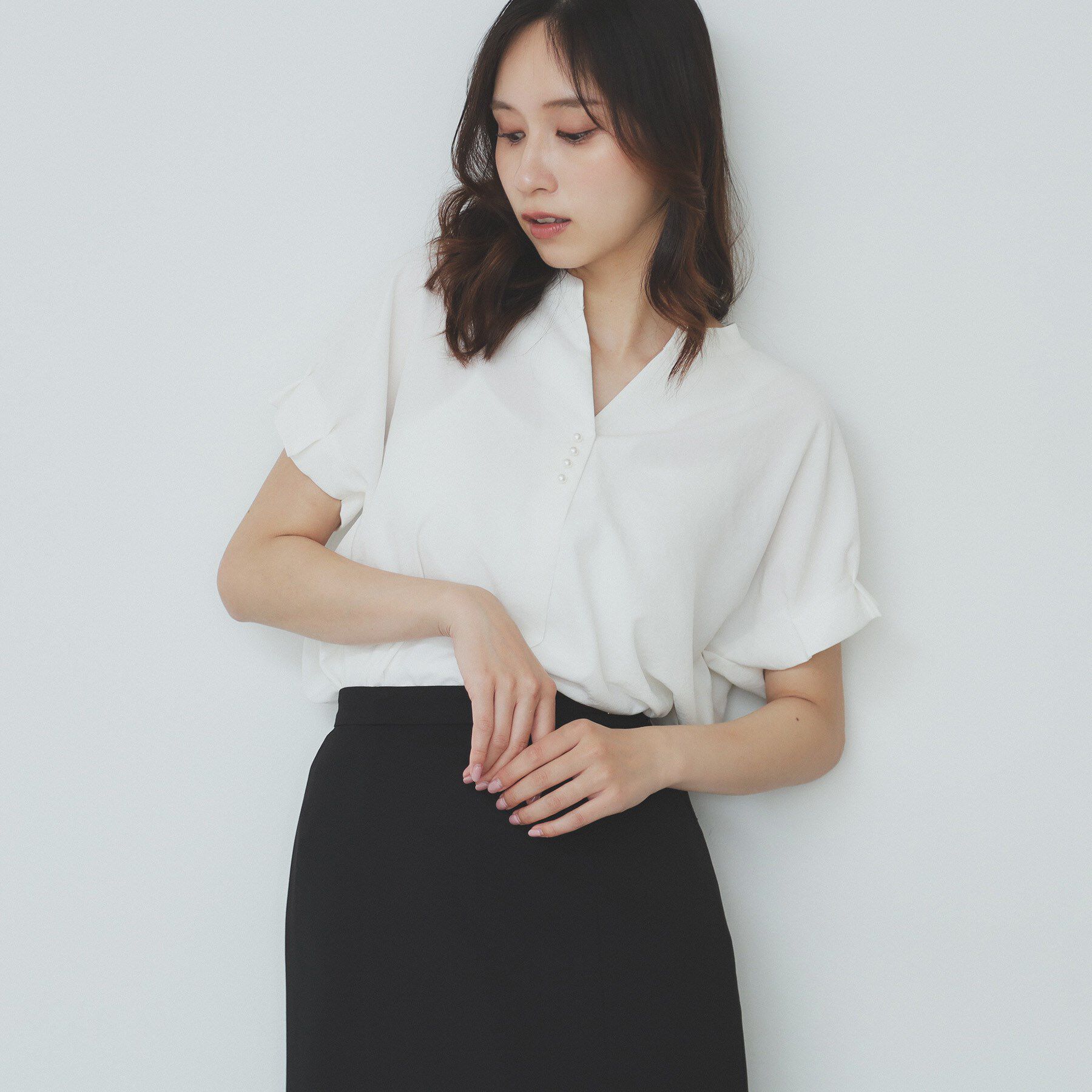 index「《7色展開/XS-LLサイズ》タックスリーブスキッパーブラウス【洗濯機洗い可/吸水速乾/抗ピル/防シ」|シャツ・ブラウス|オフホワイト(803