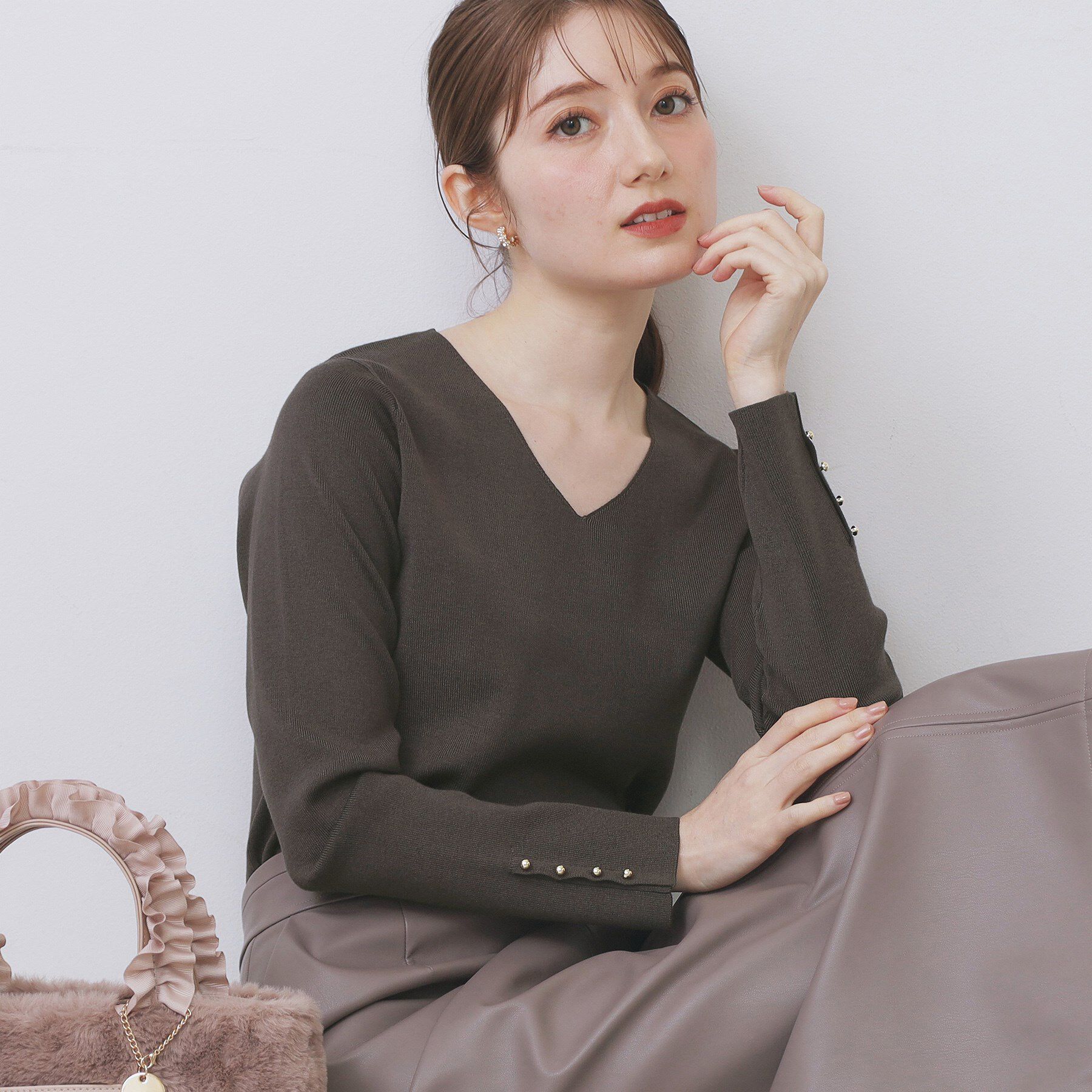 index「ゴールドボタンVネックニット【洗濯機OK】《6col》」|ニット・セーター|チャコールグレー(8