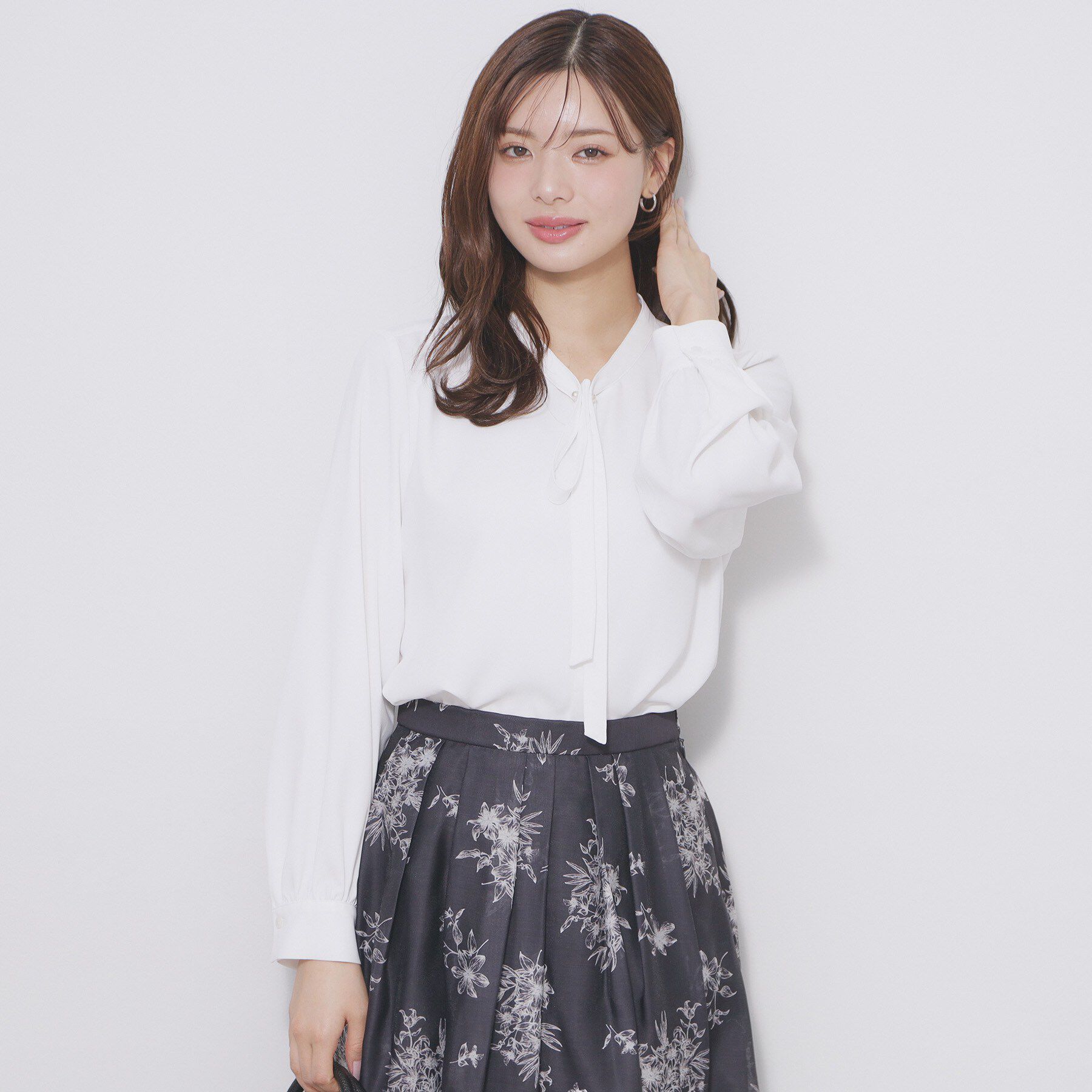 index「フェイクパールピンボウタイブラウス【洗濯機OK/イージーアイロン/ストレッチ】《XS-LL》」|シャツ・ブラウス|オフホワイト(003