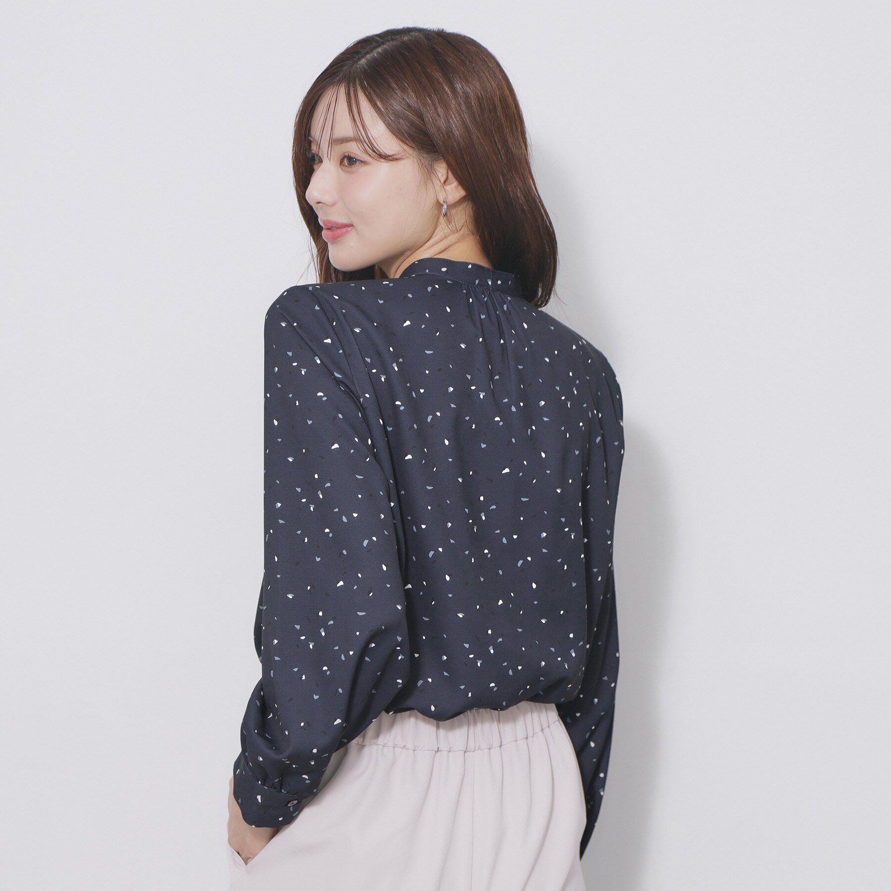 index「フェイクパールピンボウタイブラウス【洗濯機OK/イージーアイロン/ストレッチ】《XS-LL》」|シャツ・ブラウス|