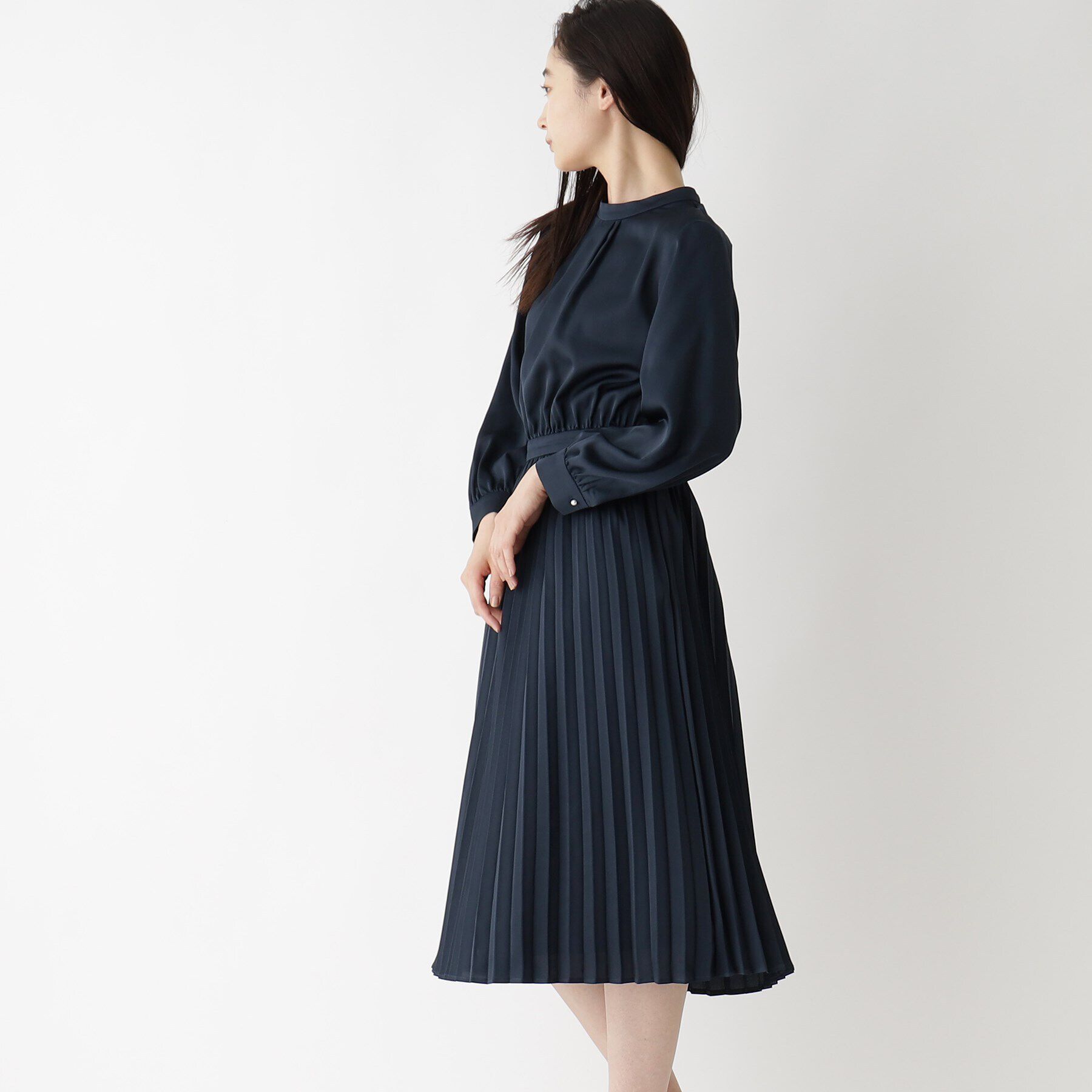 OPAQUE.CLIP「≪通勤・セレモニー対応≫ サテンプリーツワンピース【洗濯機洗い可】」|ワンピース|