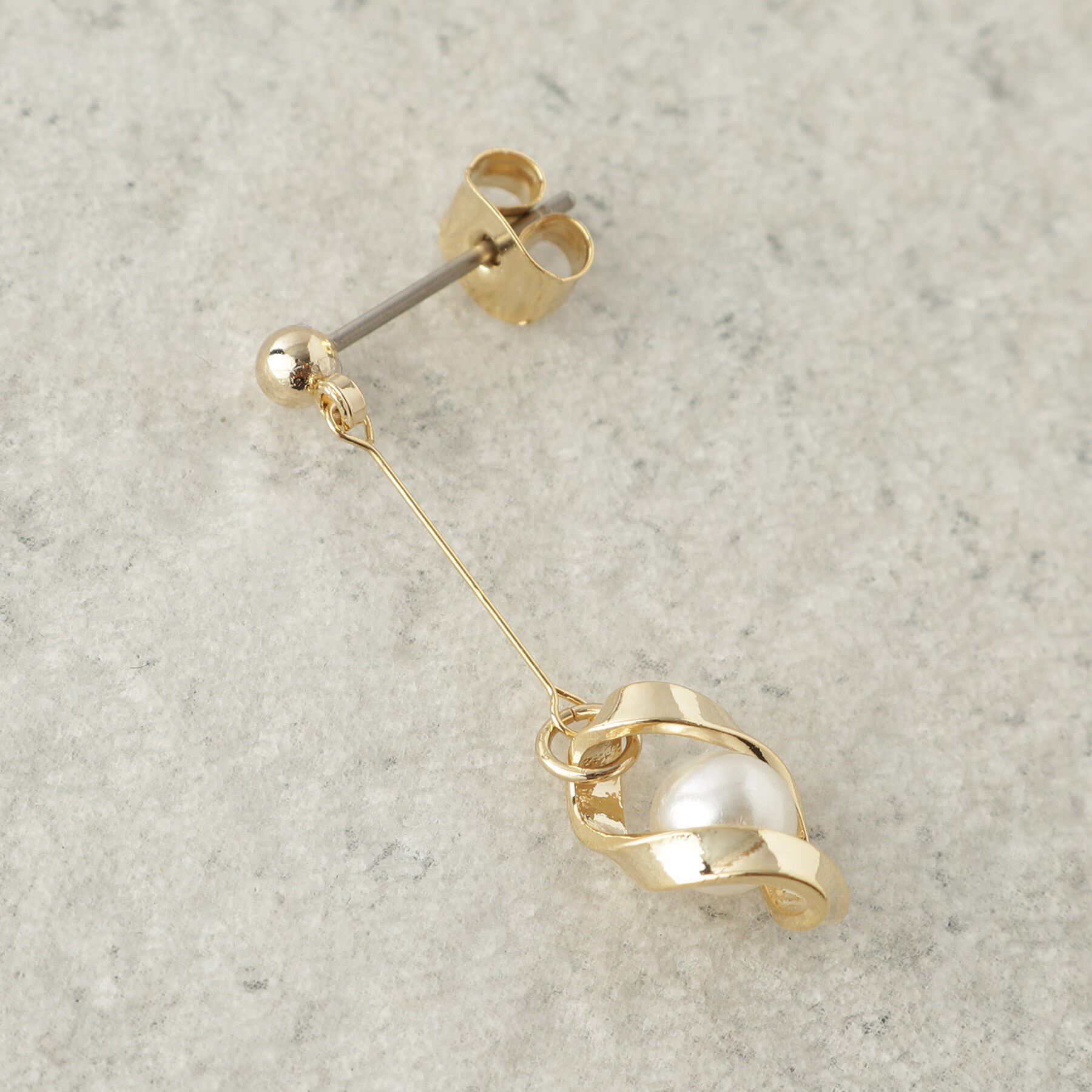 OPAQUE.CLIP「揺れるフェイクパール&times;メタルピアス」|ピアス|