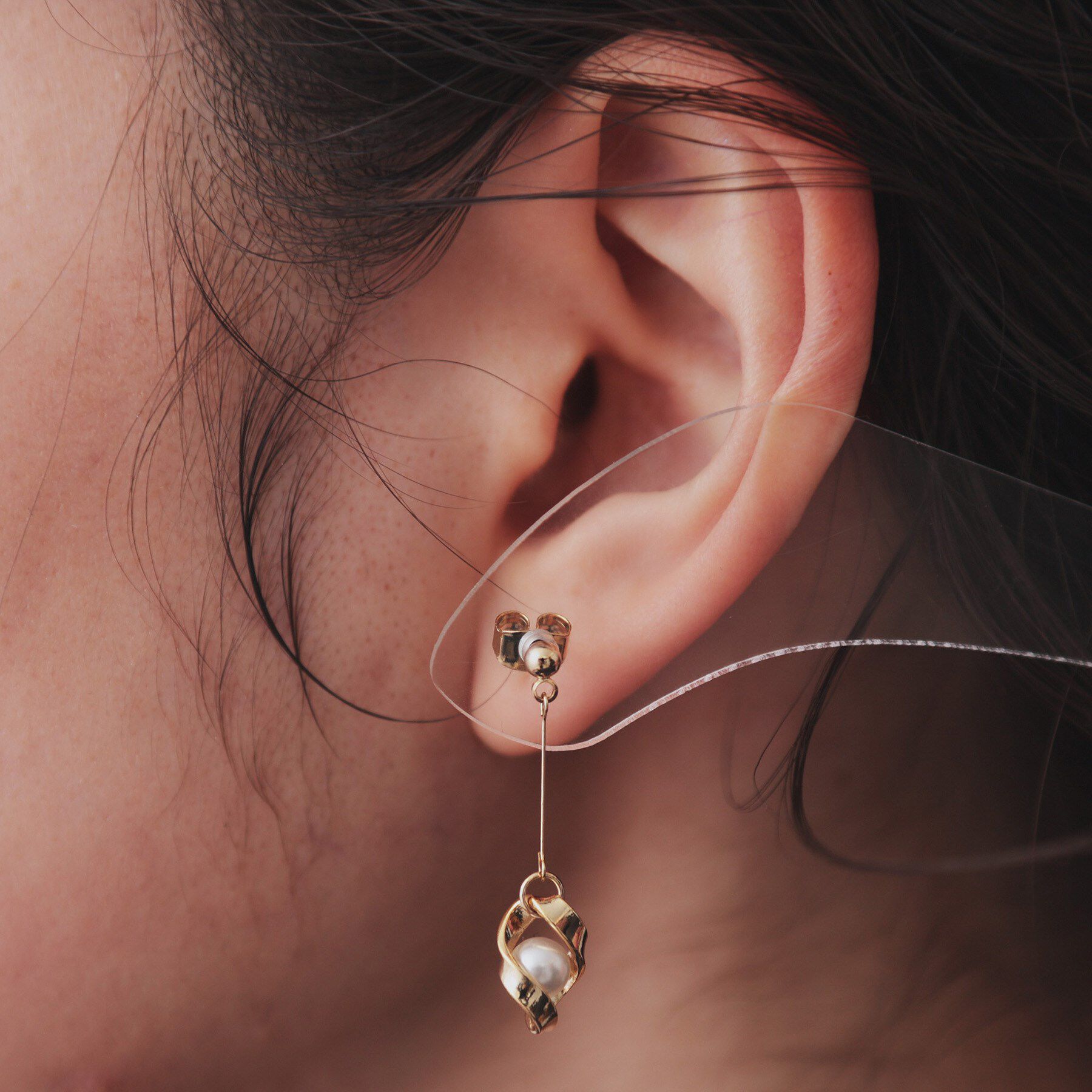 OPAQUE.CLIP「揺れるフェイクパール&times;メタルピアス」|ピアス|