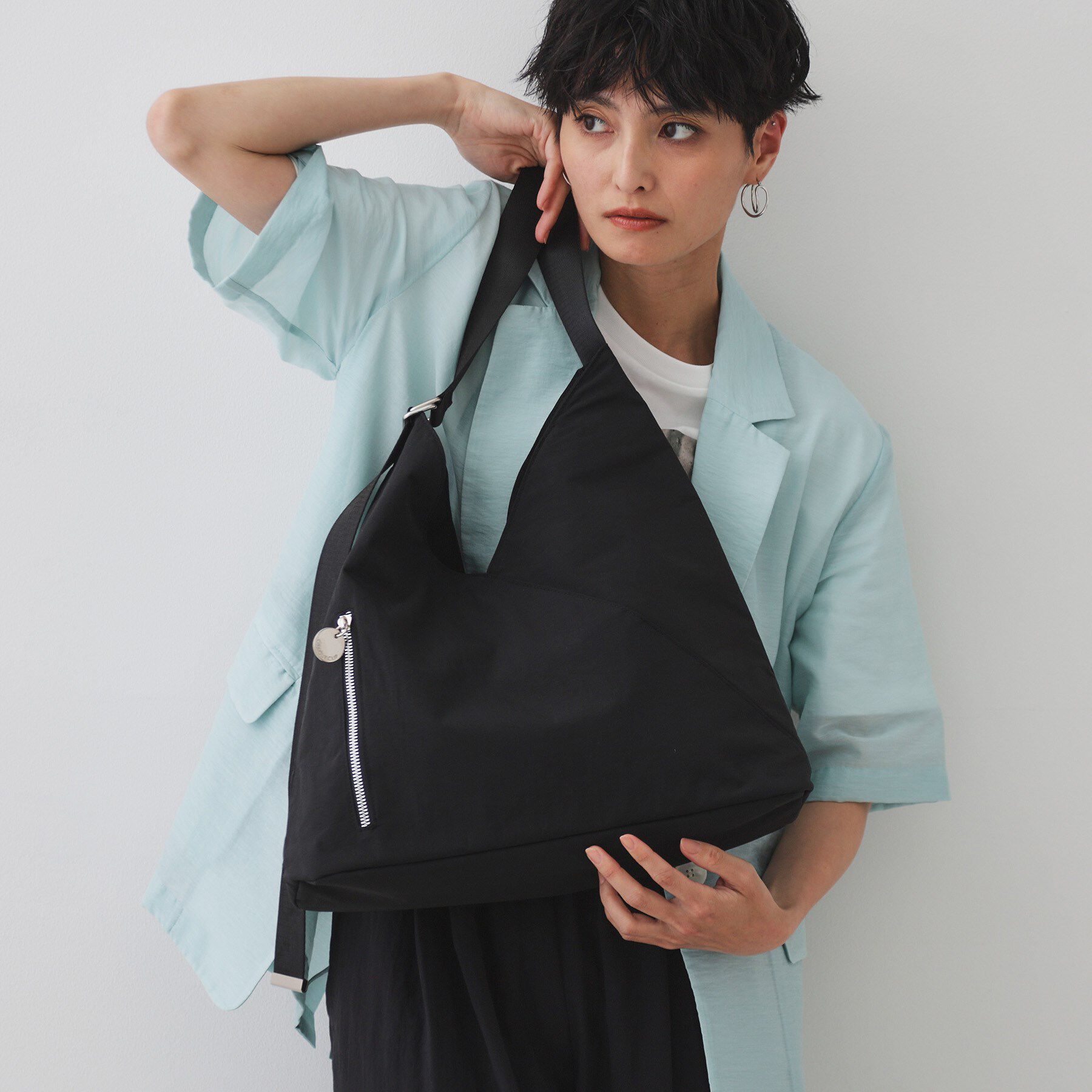 OPAQUE.CLIP「【A4サイズ対応／長さ調整可能】ダブルトライアングルデザインショルダーバッグ」|ショルダー・メッセンジャー|ブラック(019)