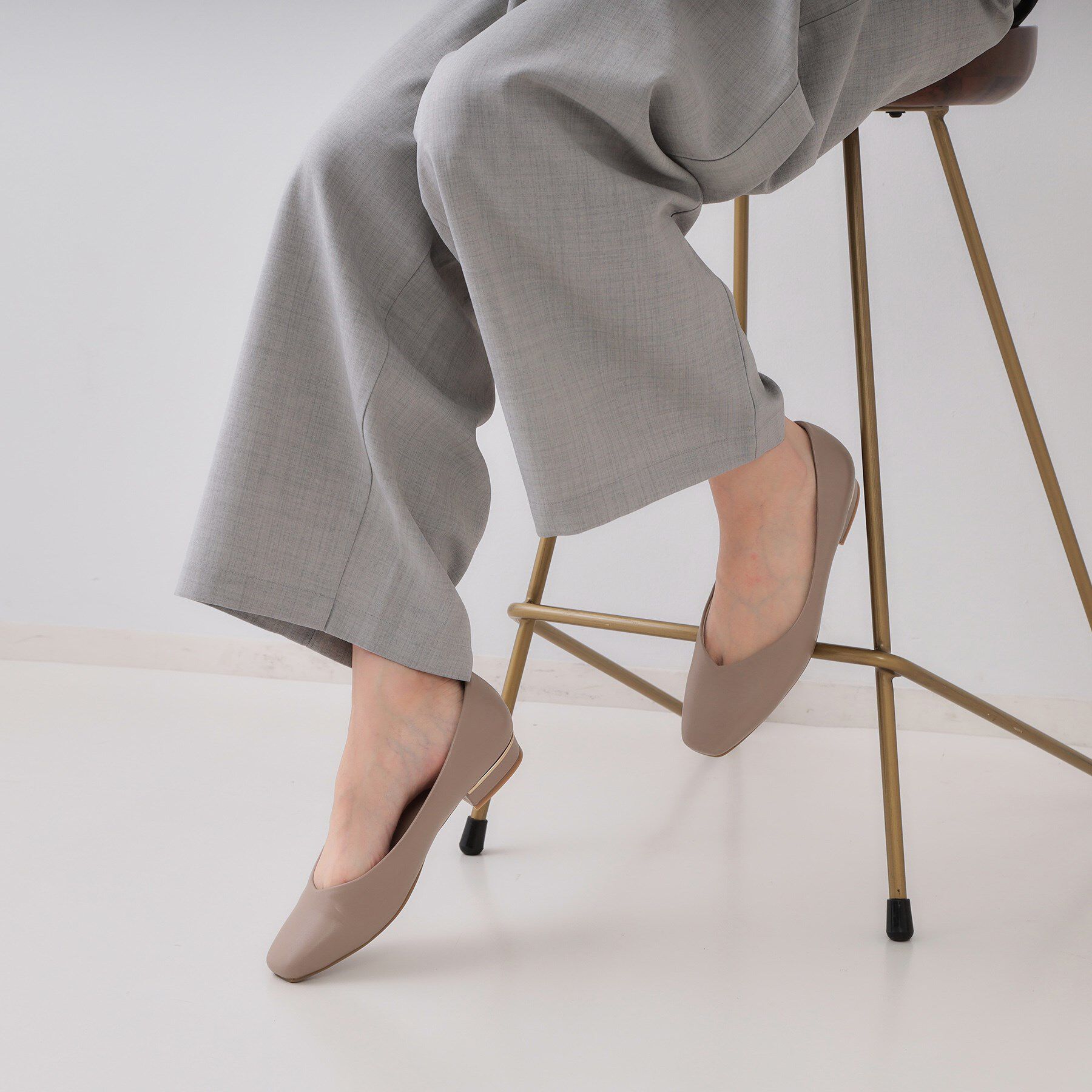 OPAQUE.CLIP「【抗菌防臭加工/生活防水】メタルパーツVフラットパンプス」|パンプス|