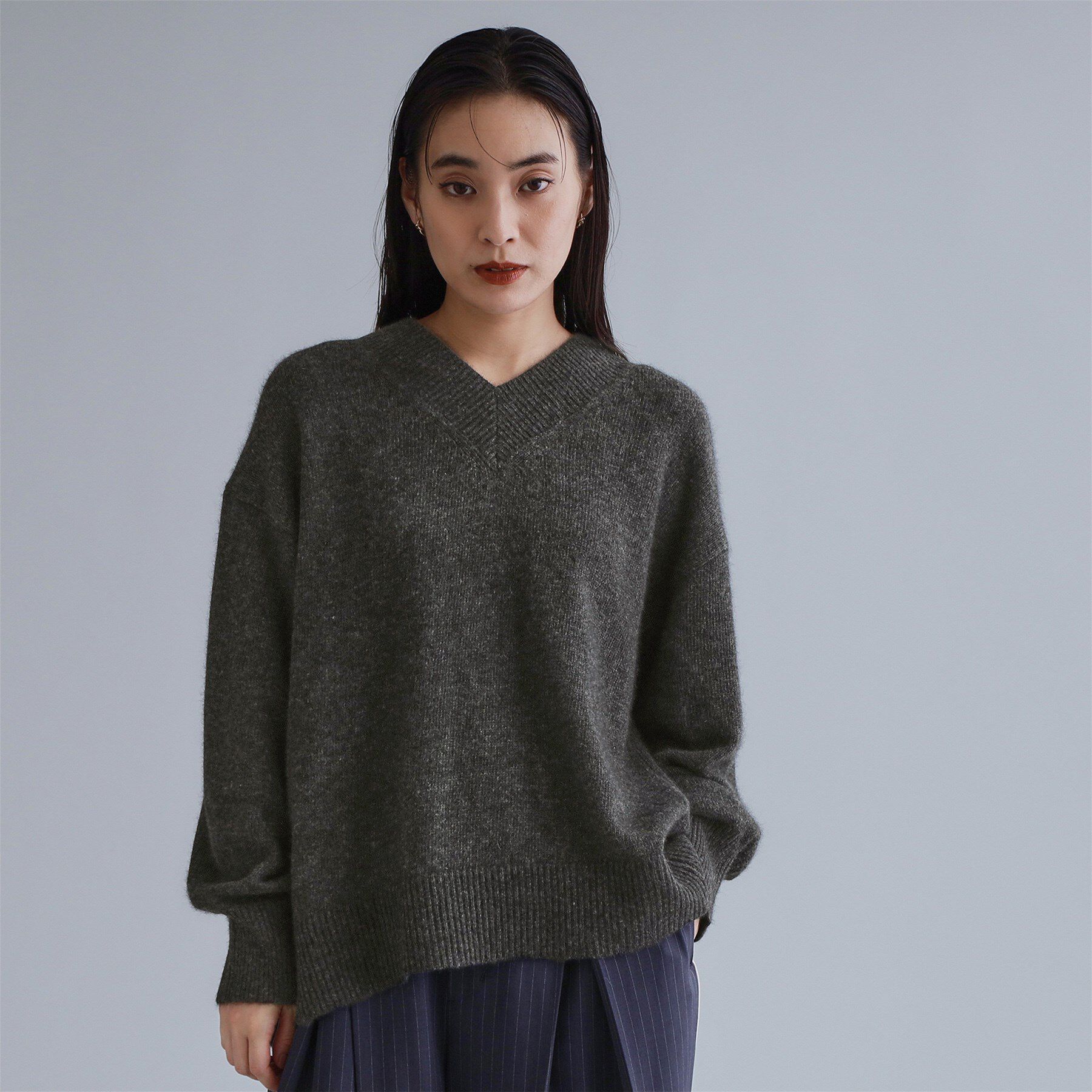 OPAQUE.CLIP「【es】フラッフィーウールVネックニット【洗濯機OK】」|ニット・セーター|チャコールグレー(0