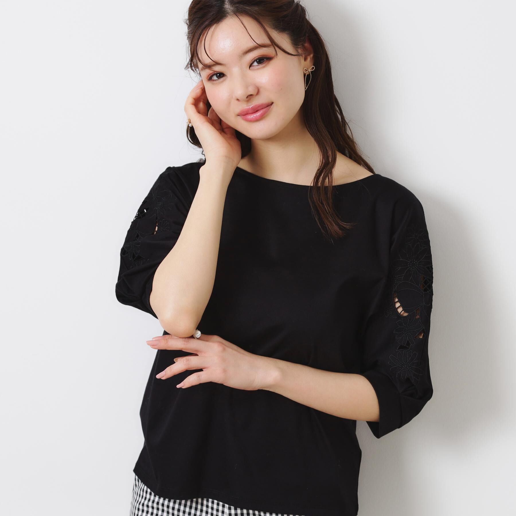 Couture broach「【接触冷感・洗える・UV機能付き・二の腕カバー】デイジー＆リボン エンブロドルマントップス」|Tシャツ・カットソー|