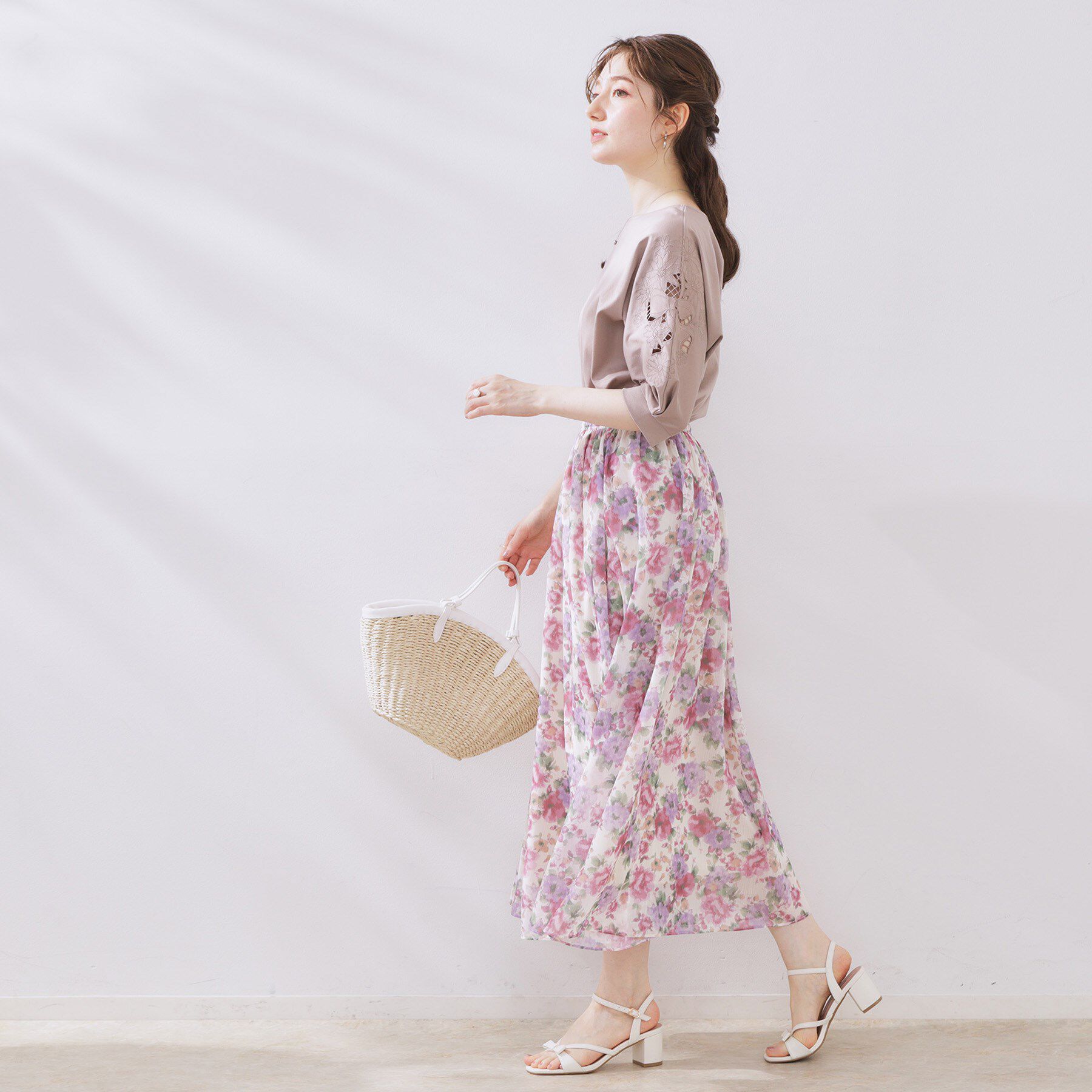 Couture broach「【接触冷感・洗える・UV機能付き・二の腕カバー】デイジー＆リボン エンブロドルマントップス」|Tシャツ・カットソー|